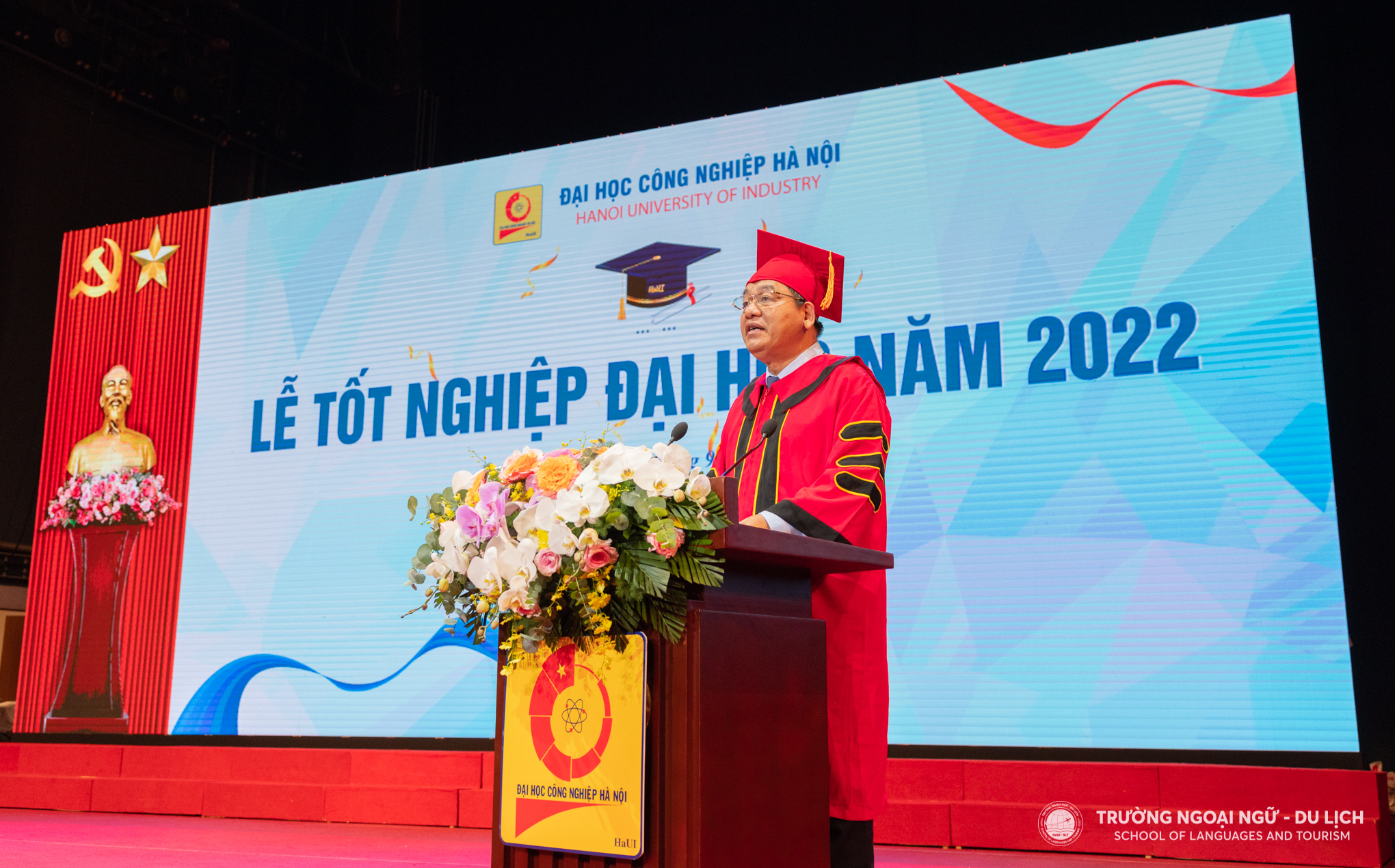 Tân cử nhân Trường Ngoại ngữ - Du lịch rạng rỡ trong buổi Lễ tốt nghiệp đại học năm 2022
