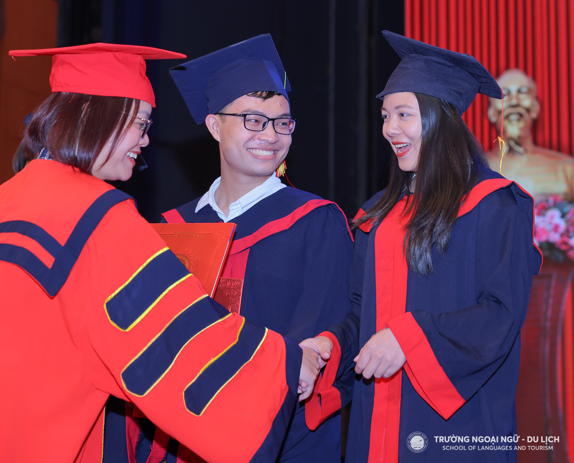Tân cử nhân Trường Ngoại ngữ - Du lịch rạng rỡ trong buổi lễ tốt nghiệp đại học năm 2022