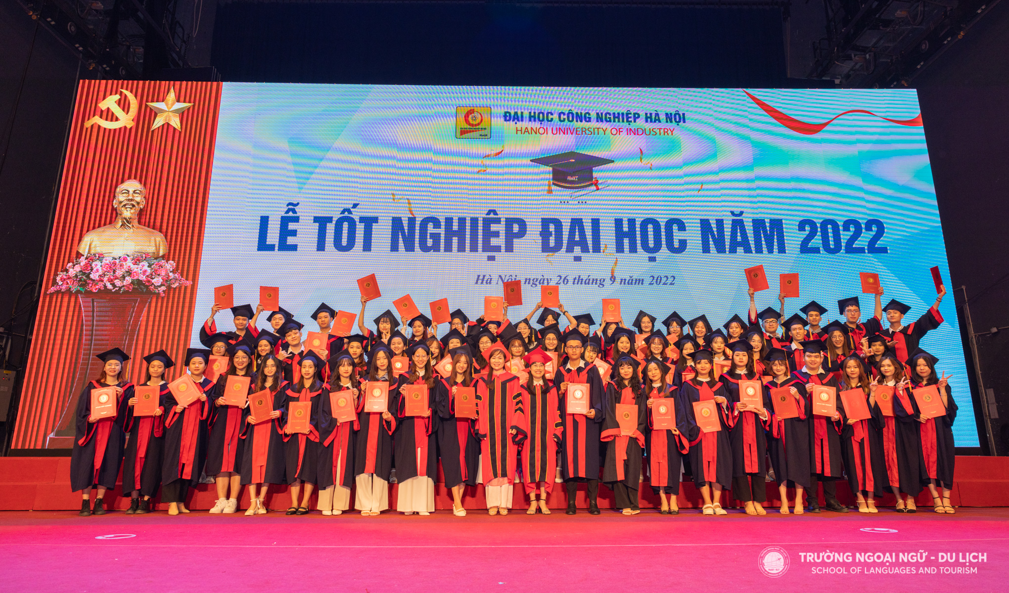 Tân cử nhân Trường Ngoại ngữ - Du lịch rạng rỡ trong buổi Lễ tốt nghiệp đại học năm 2022