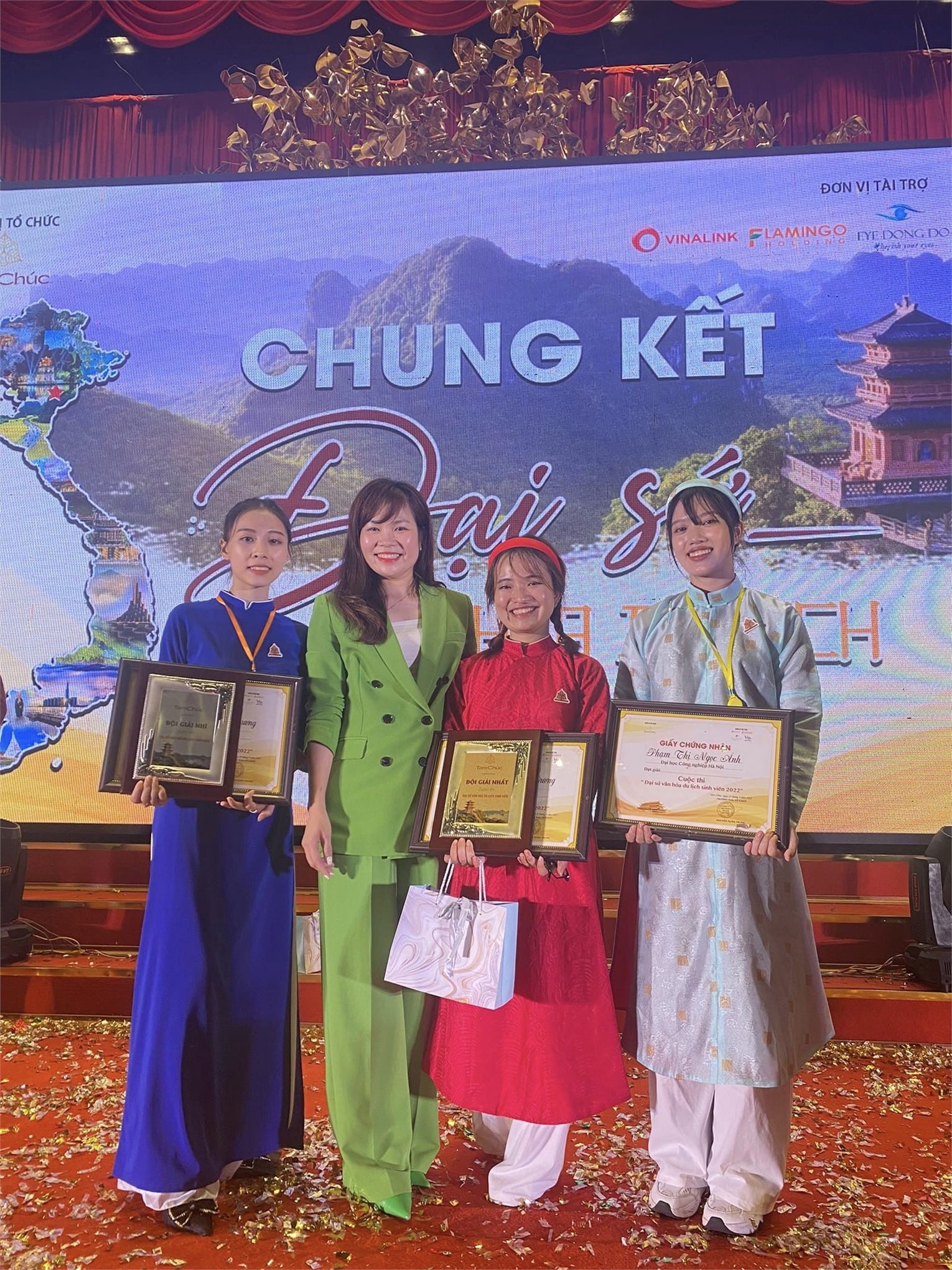 Cơn mưa giải thưởng đến từ sinh viên Khoa Du lịch qua đêm chung kết Cuộc thi Đại sứ Văn hóa Du lịch