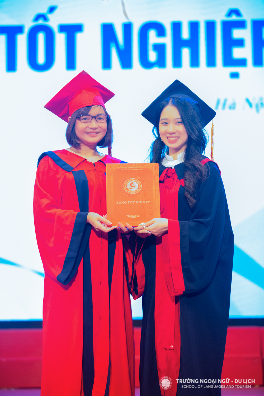 Hoàng Thị Thu Trang, tân cử nhân đại diện hơn 5500 sinh viên phát biểu tri ân tại buổi lễ tốt nghiệp năm 2022