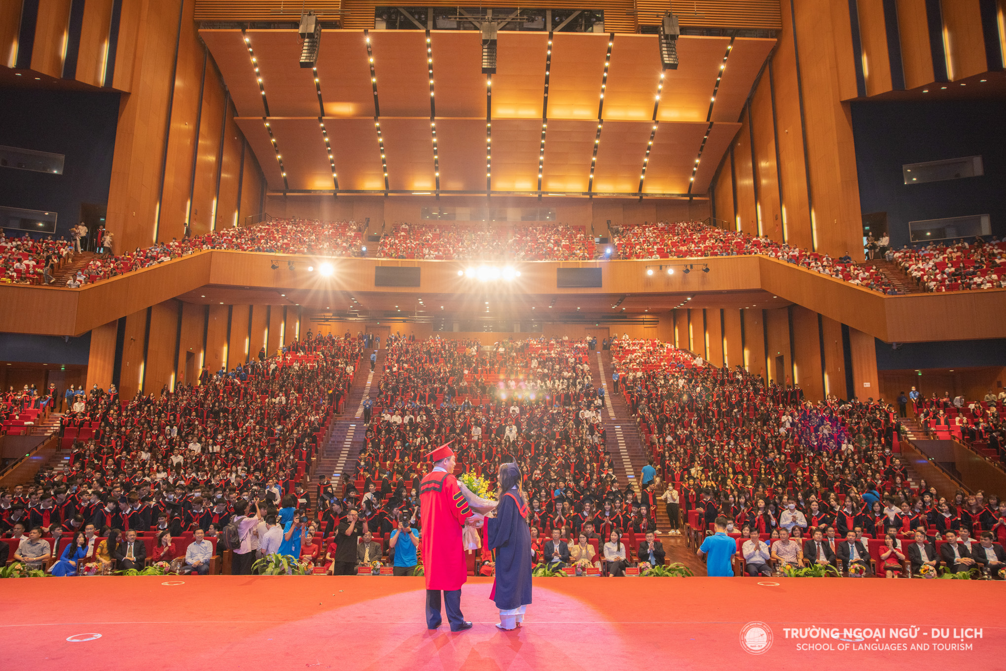 Hoàng Thị Thu Trang, tân cử nhân đại diện hơn 5500 sinh viên phát biểu tri ân tại buổi lễ tốt nghiệp năm 2022