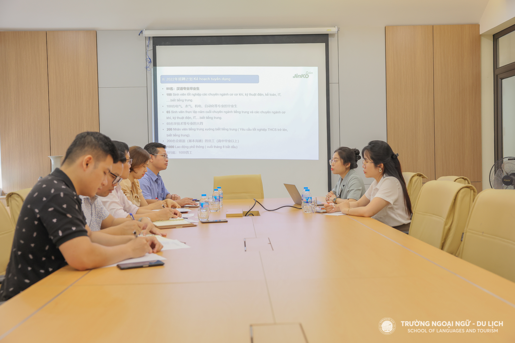 Kết nối hợp tác giữa Trường Ngoại ngữ - Du lịch và Công ty TNHH Công nghiệp JINKO SOLAR
