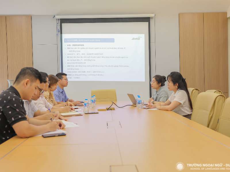 Kết nối hợp tác giữa Trường Ngoại ngữ - Du lịch và Công ty TNHH Công nghiệp JINKO SOLAR