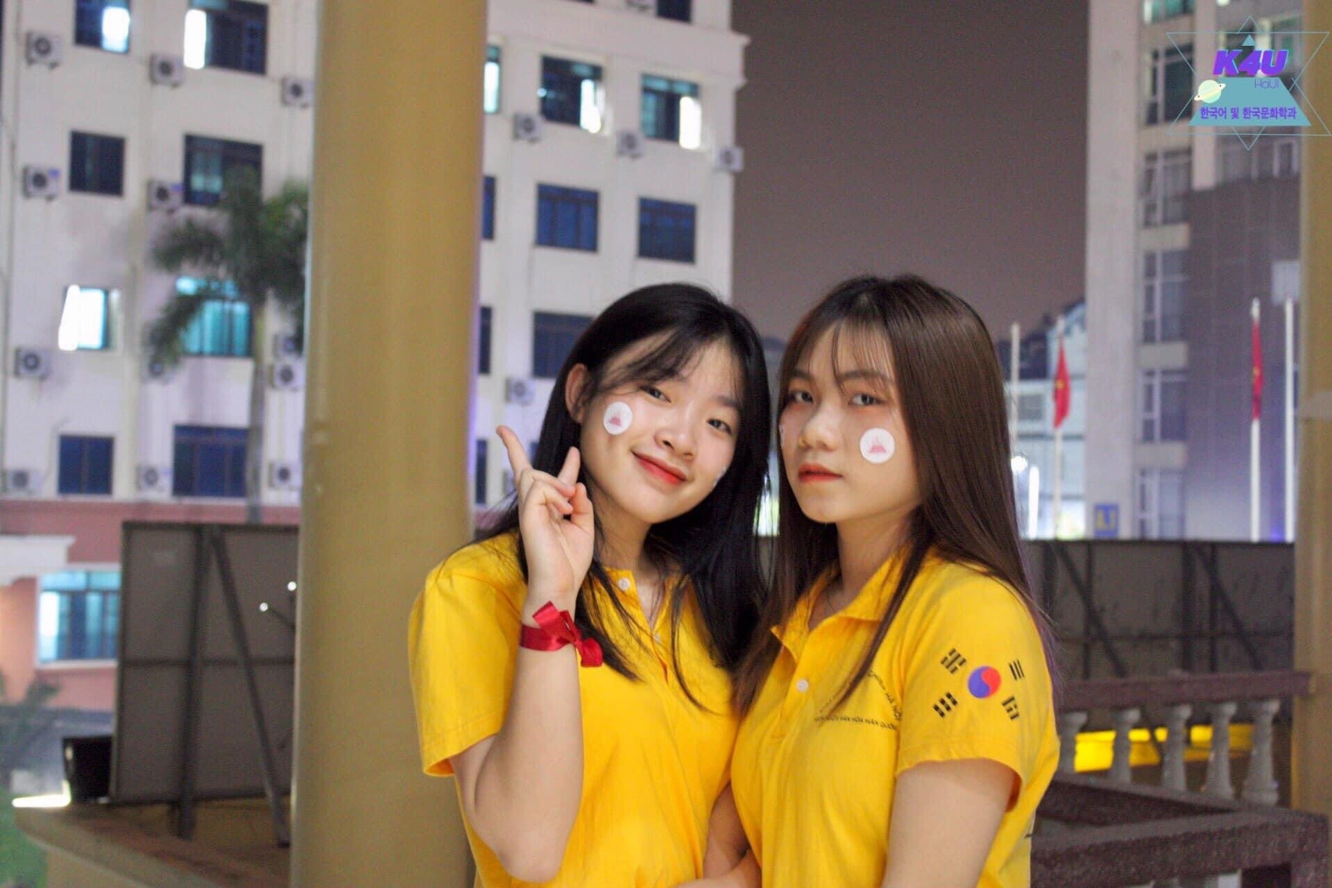 Đôi bạn thân năng động, nhiệt tình trong màu áo Câu lạc bộ tiếng Hàn Quốc K4U