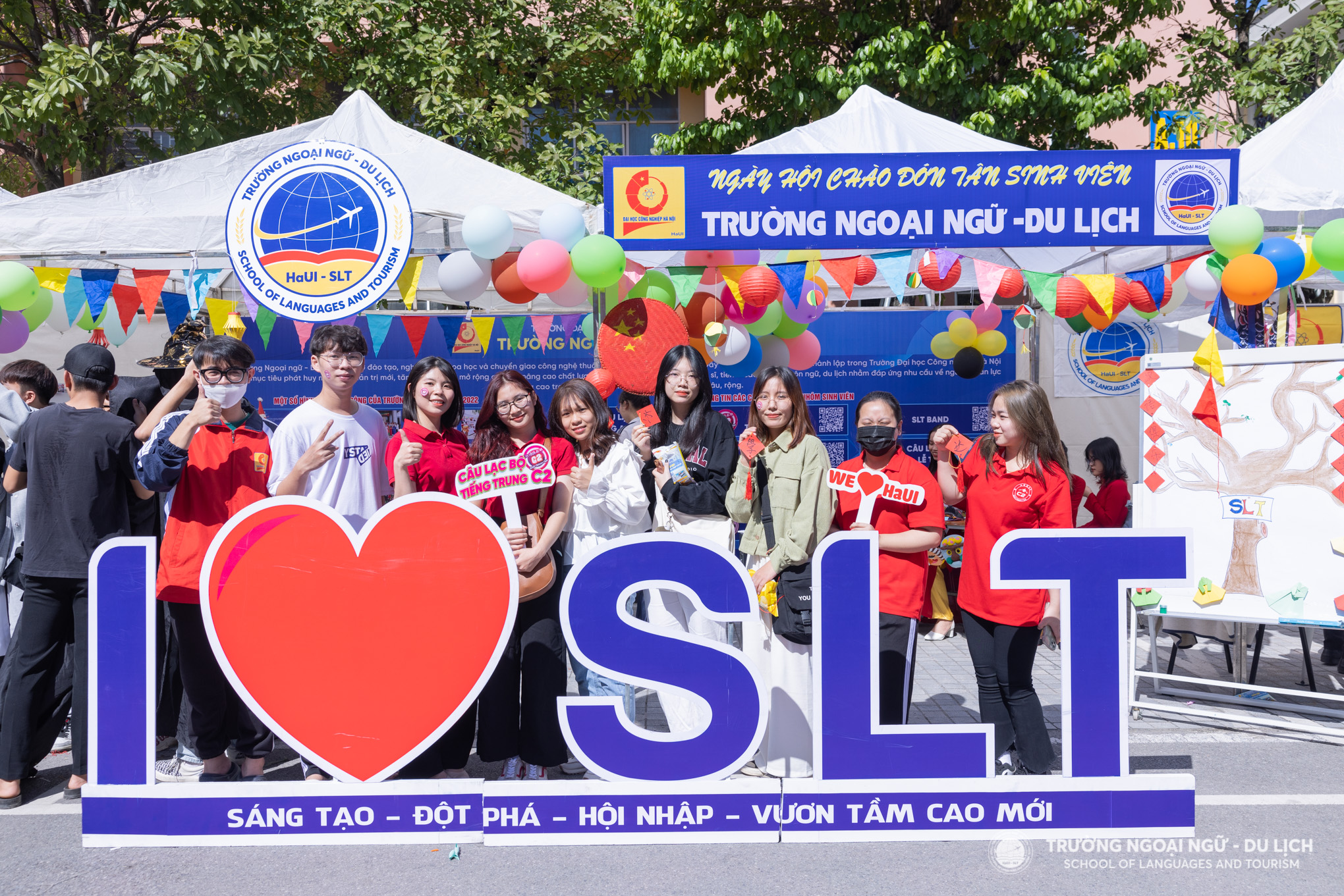Rực rỡ sắc màu Trường Ngoại ngữ - Du lịch trong Ngày hội Chào tân sinh viên 2022 – Welcome to HaUI
