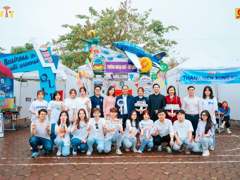 Sinh viên Trường Ngoại ngữ - Du lịch, Đại học Công nghiệp Hà Nội bùng cháy trong Ngày hội Tân sinh viên Rêveurs