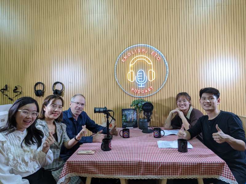 English, etc - Podcast đầu tiên của sinh viên Trường Ngoại ngữ - Du lịch, Đại học Công nghiệp Hà Nội