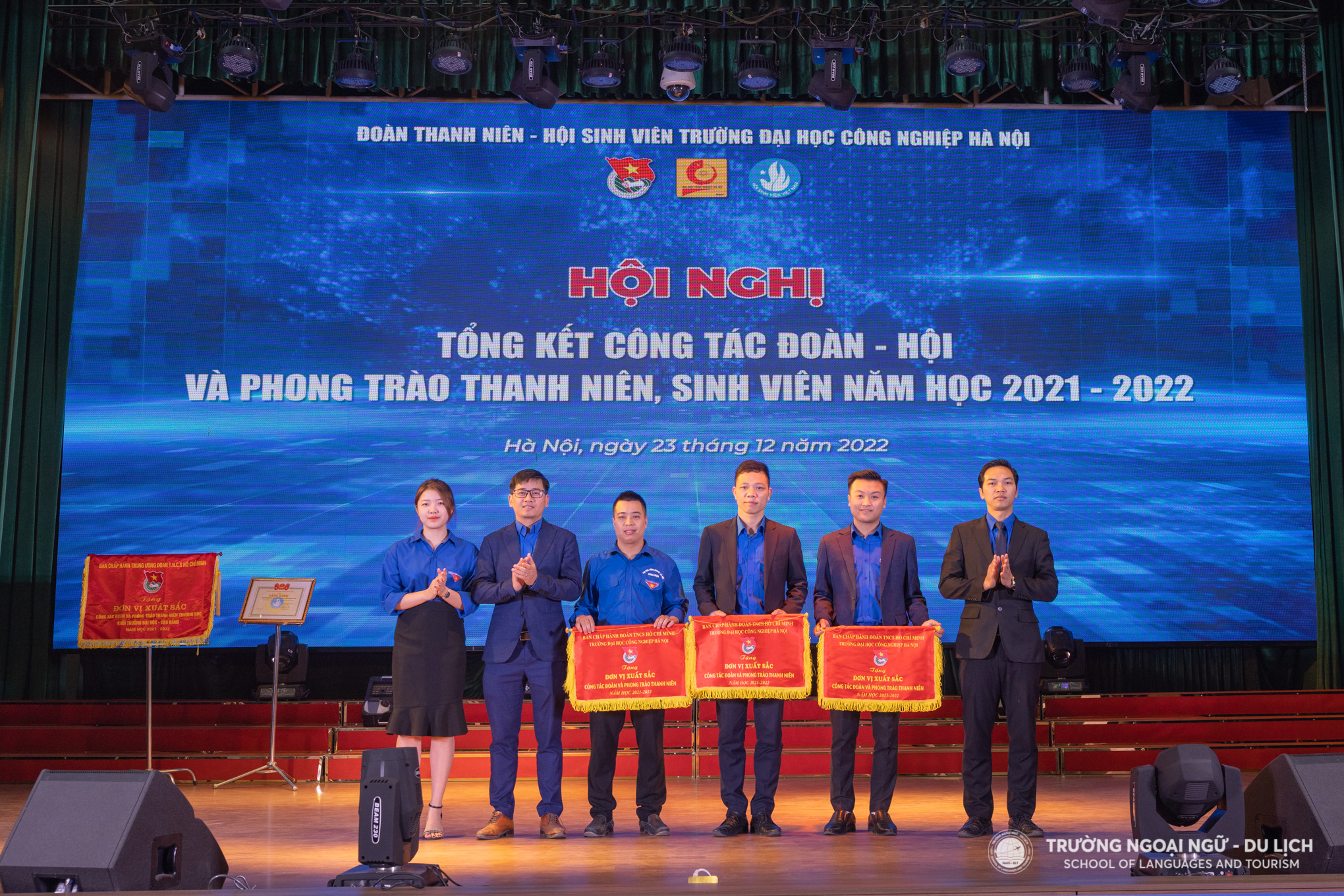 Liên chi Đoàn Trường Ngoại ngữ - Du lịch nhận Cờ thi đua xuất sắc từ BCH Đoàn TNCS Hồ Chí Minh Trường Đại học Công nghiệp Hà Nội