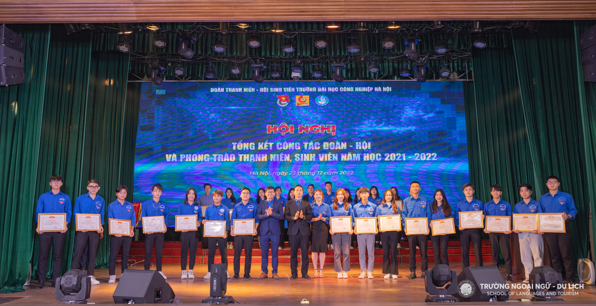 Các cá nhân nhận giấy khen từ BCH Đoàn TNCS Hồ Chí Minh Trường Đại học Công nghiệp Hà Nội