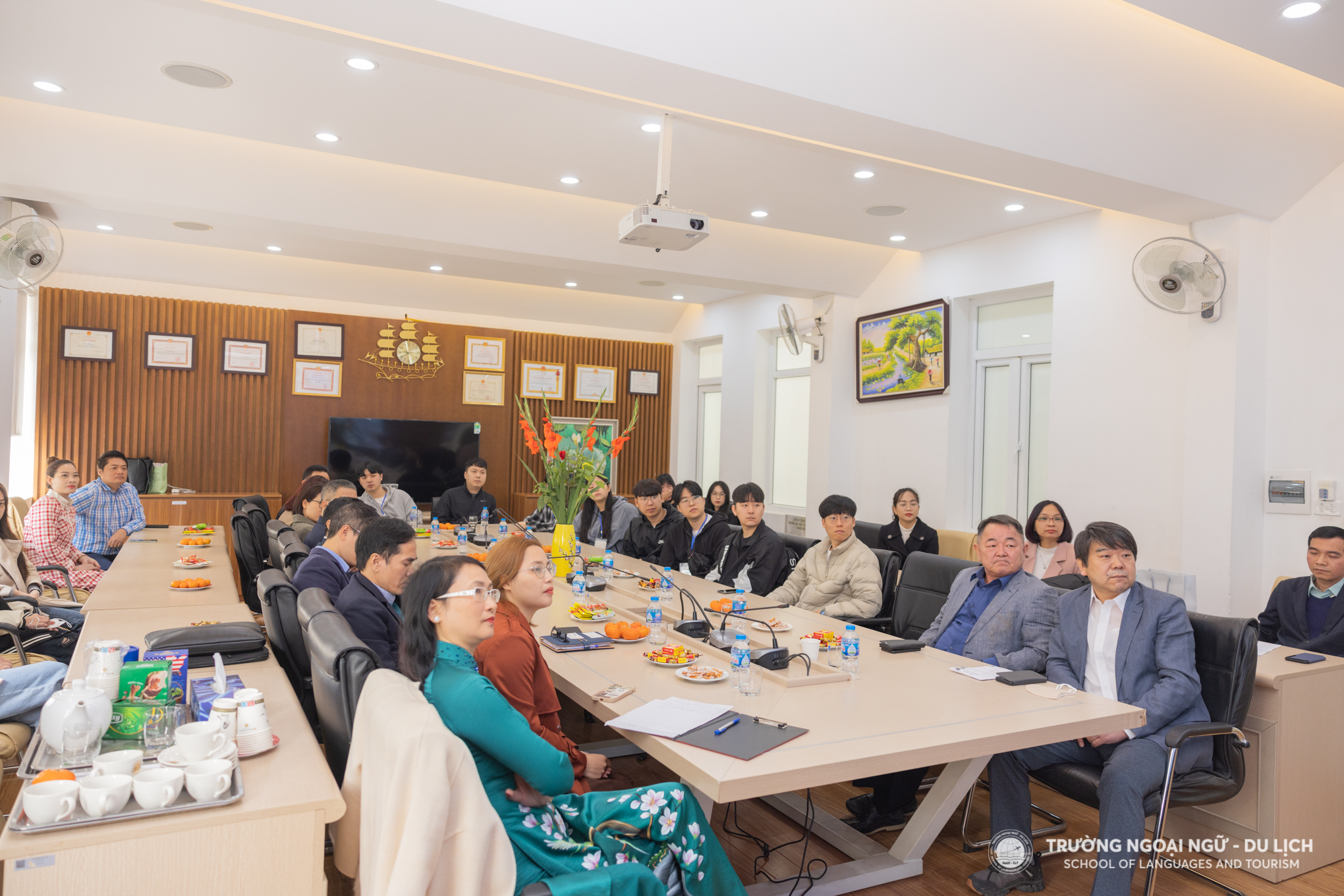 CHÀO MỪNG SINH VIÊN TRƯỜNG ĐẠI HỌC QUỐC GIA GYEONGSANG, HÀN QUỐC THAM GIA KHOÁ HỌC TIẾNG VIỆT TẠI TRƯỜNG NGOẠI NGỮ - DU LỊCH, TRƯỜNG ĐẠI HỌC CÔNG NGHIỆP HÀ NỘI