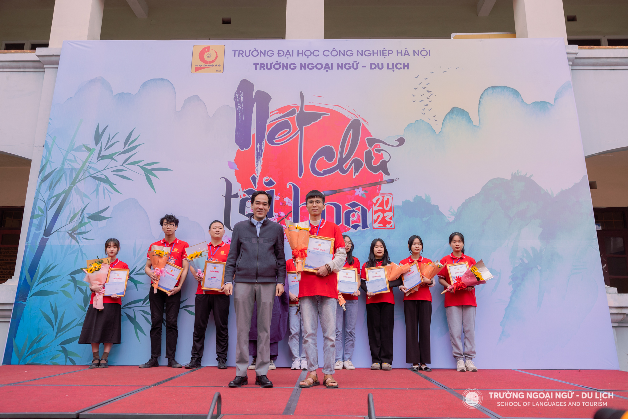 TS. Trần Ngọc Đức - Phó Hiệu trưởng Trường Ngoại ngữ - Du lịch trao giải cho thí sinh đạt giải Nhất chung cuộc