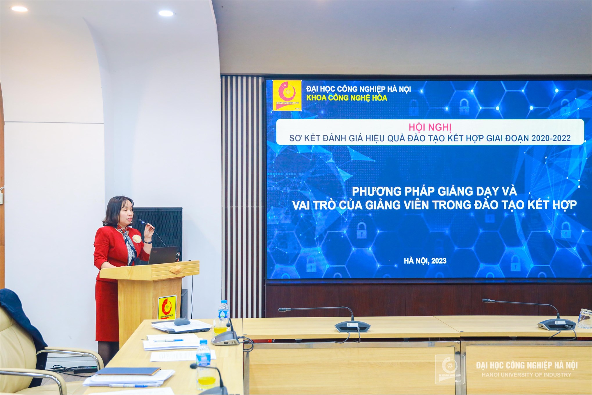 PGS.TS.Phạm Thị Mai Hương, đại diện Khoa Công nghệ hóa trình bày tham luận “Phương pháp giảng dạy và vai trò của giảng viên trong đào tạo kết hợp”