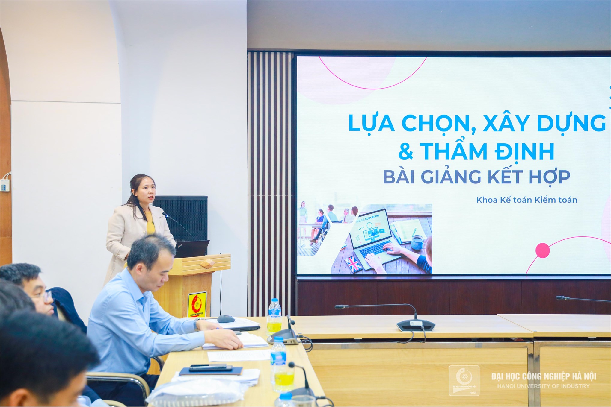 TS.Nguyễn Thị Xuân Hồng, đại diện Khoa Kế toán Kiểm toán trình bày tham luận “Lựa chọn, xây dựng và thẩm định bài giảng kết hợp”