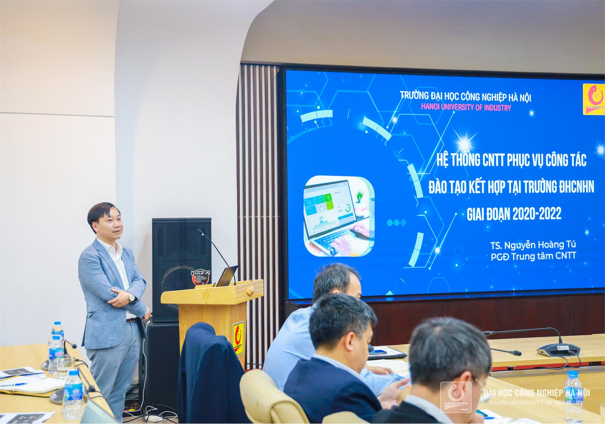 TS.Nguyễn Hoàng Tú, đại diện Trung tâm Công nghệ thông tin trình bày tham luận “Hệ thống công nghệ thông tin phục vụ công tác đào tạo kết hợp tại Trường Đại học Công nghiệp Hà Nội giai đoạn 2020-2022”