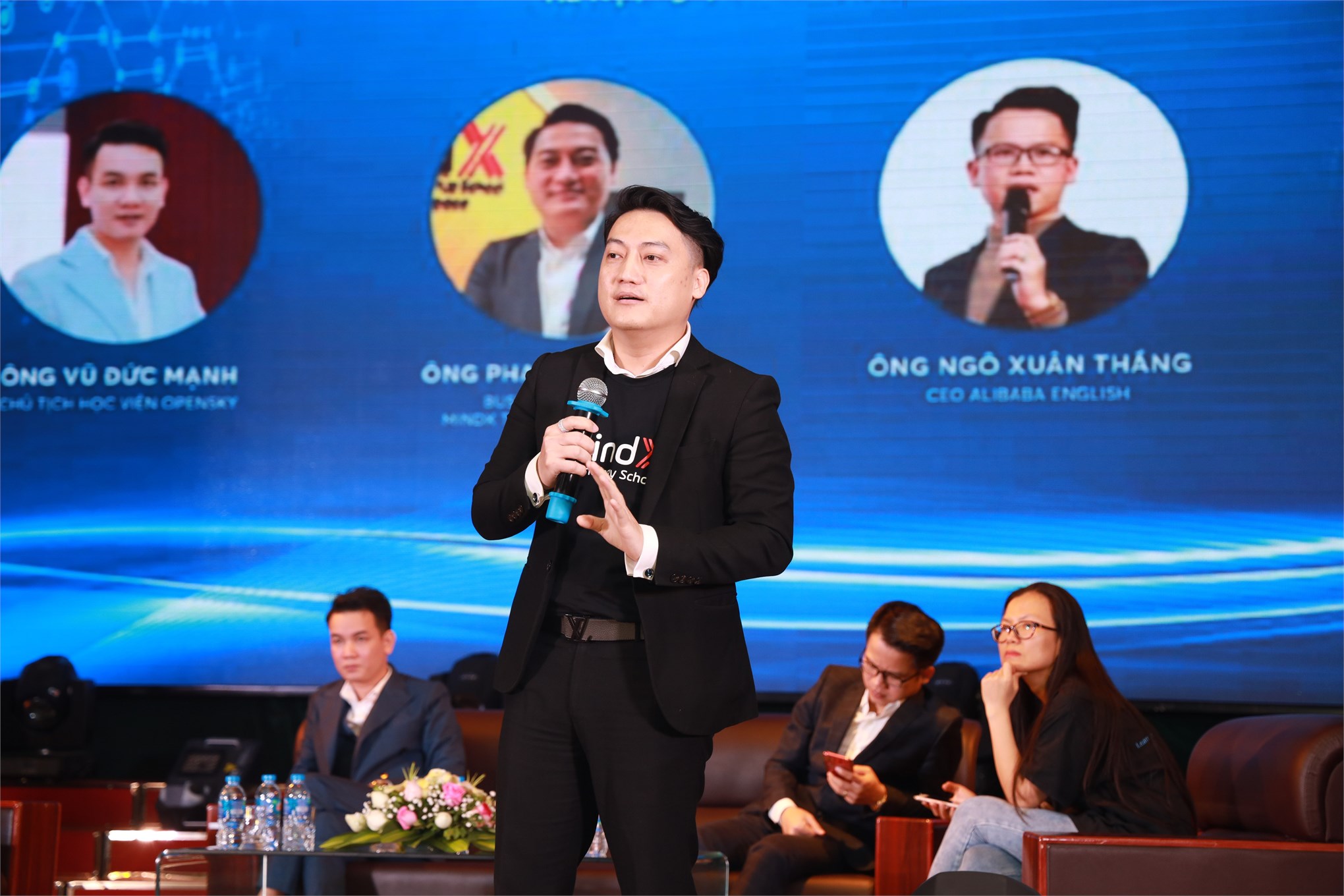 Ông Phan Kiện Trung - Quản lý kinh doanh Trường học công nghệ MindX - MindX Technology School chia sẻ với sinh viên về tầm quan trọng của học ngoại ngữ và cần có tư duy, góc nhìn và theo đuổi những thứ mới mẻ. Với ông Phan Kiện Trung, 1 ngoại ngữ thôi là chưa đủ, các bạn trẻ cần tự học tập, trau dồi cho mình một phông nền thật tốt, một vốn ngoại ngữ đa dạng để thích ứng với thời cuộc, tìm kiếm và nắm bắt được những cơ hội khởi nghiệp…