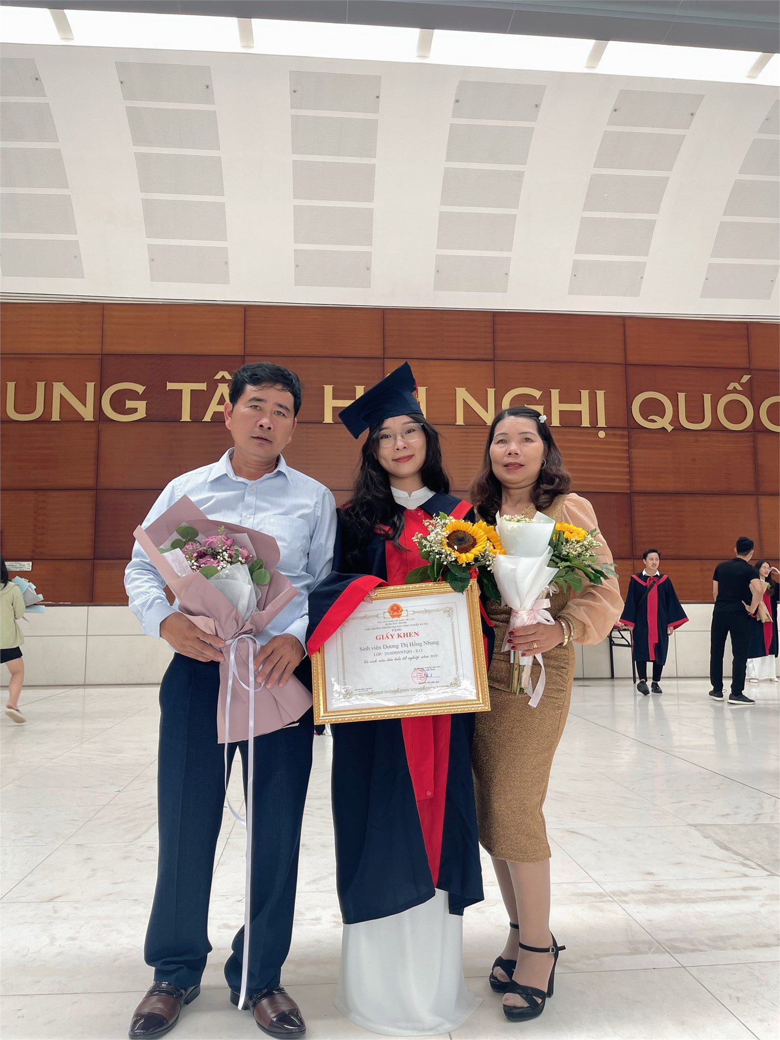 Hồng Nhung rạng rỡ bên phụ huynh trong ngày Lễ tốt nghiệp 2022