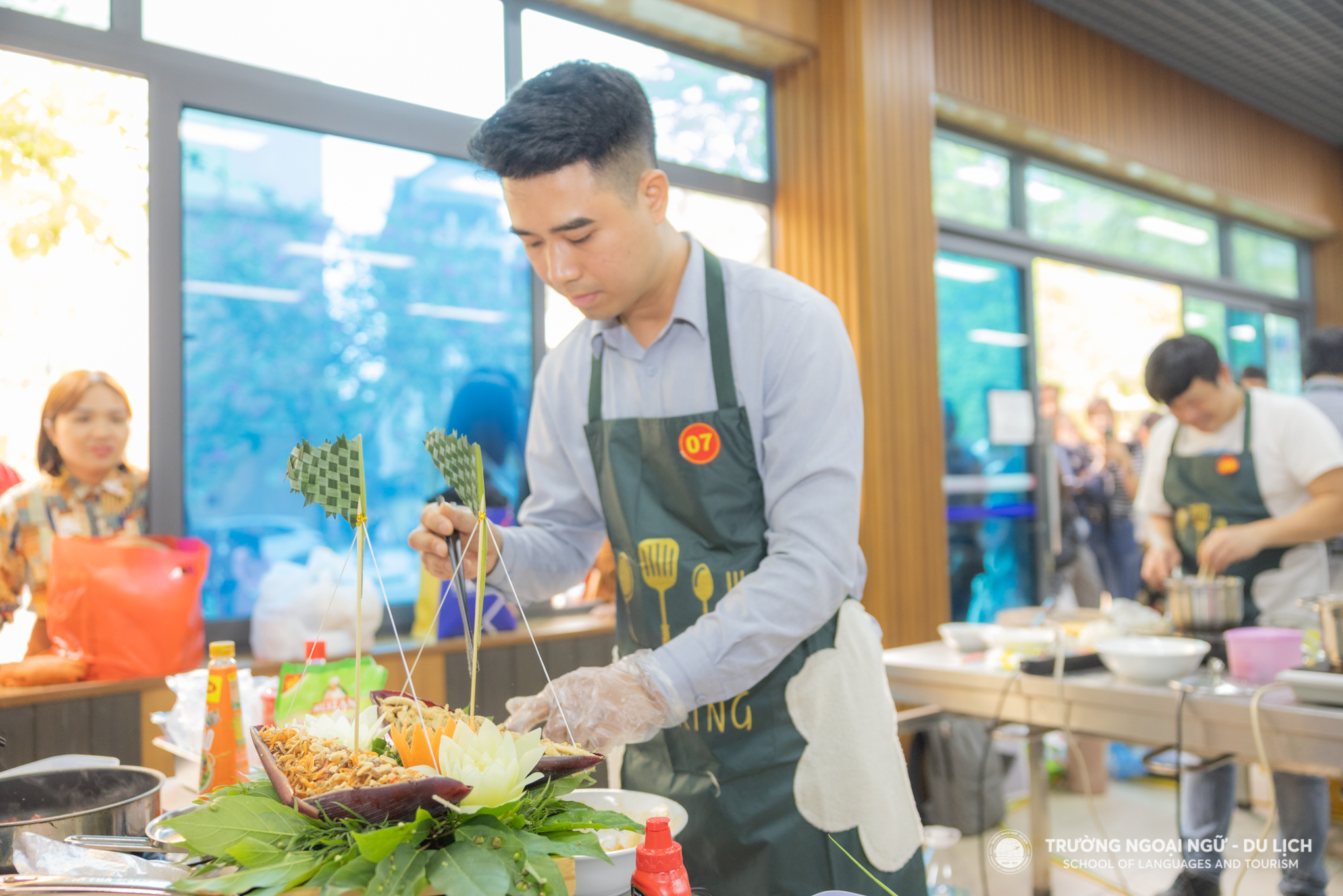 Liên quân Trường Ngoại ngữ - Du lịch và Trung tâm Công nghệ Thông tin xuất sắc đạt giải nhất hội thi nấu ăn, cắm hoa 8/3: Lan tỏa yêu thương ngọt ngào từ căn bếp