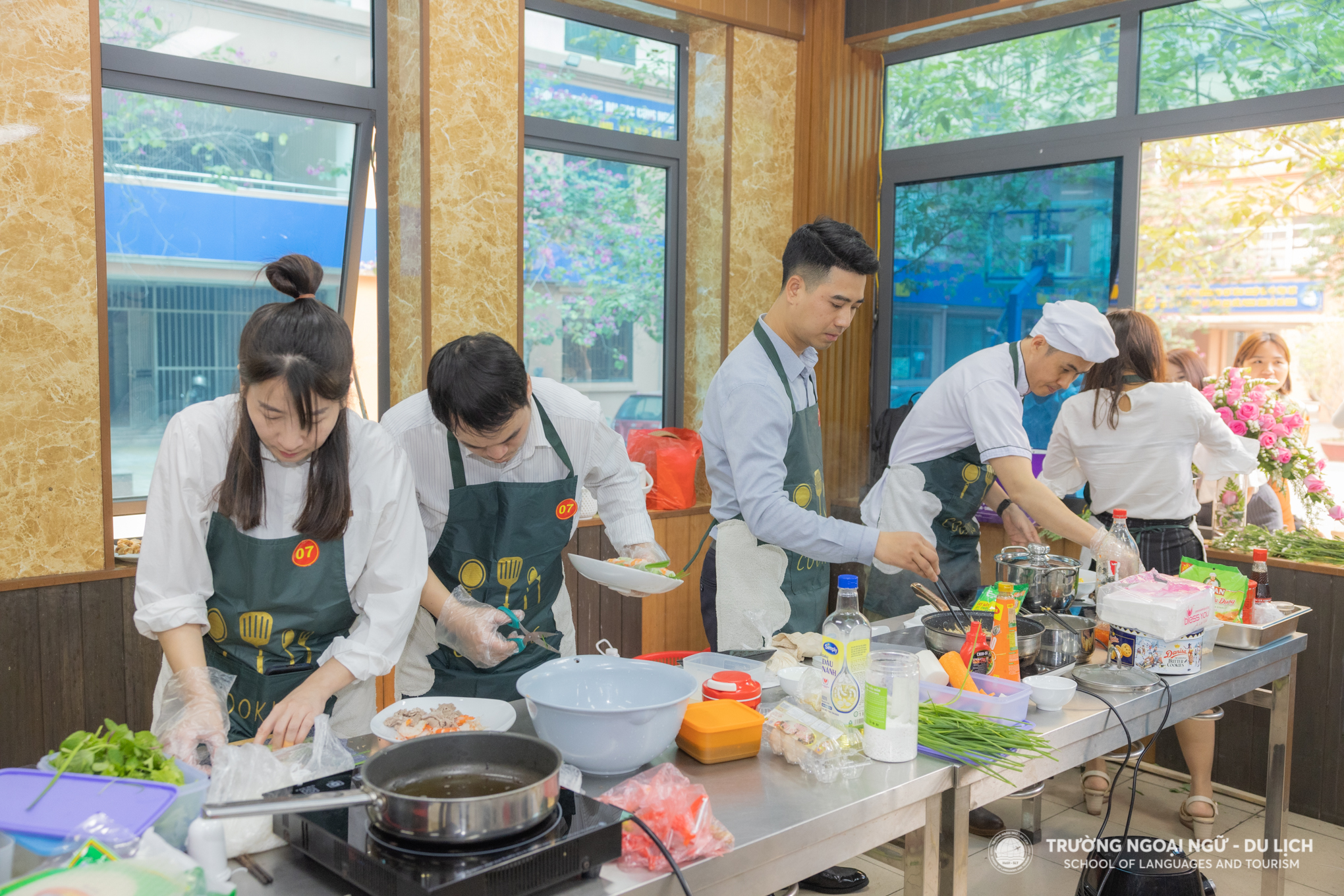 Liên quân Trường Ngoại ngữ - Du lịch và Trung tâm Công nghệ Thông tin xuất sắc đạt giải nhất hội thi nấu ăn, cắm hoa 8/3: Lan tỏa yêu thương ngọt ngào từ căn bếp