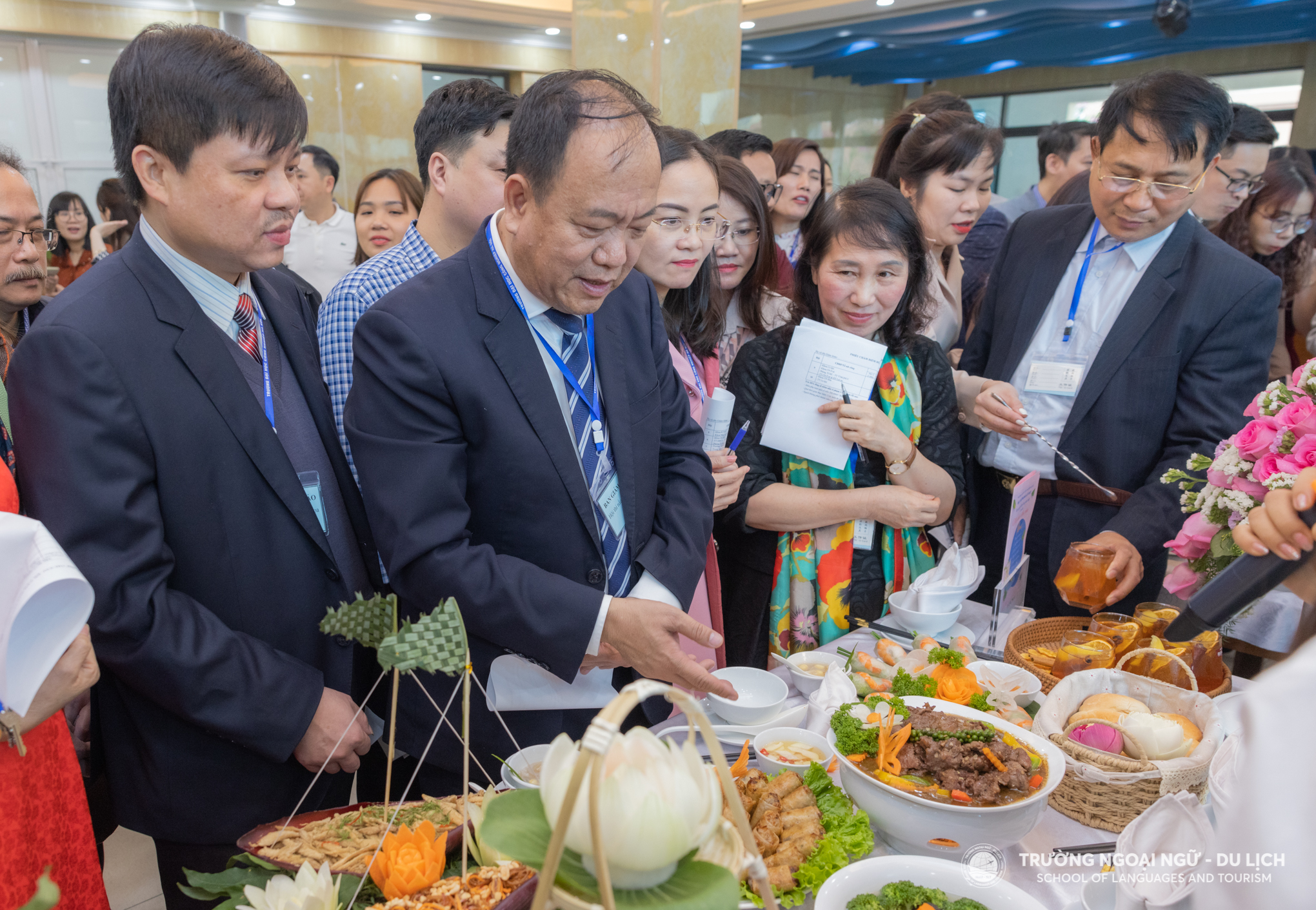 Liên quân Trường Ngoại ngữ - Du lịch và Trung tâm Công nghệ Thông tin xuất sắc đạt giải nhất hội thi nấu ăn, cắm hoa 8/3: Lan tỏa yêu thương ngọt ngào từ căn bếp