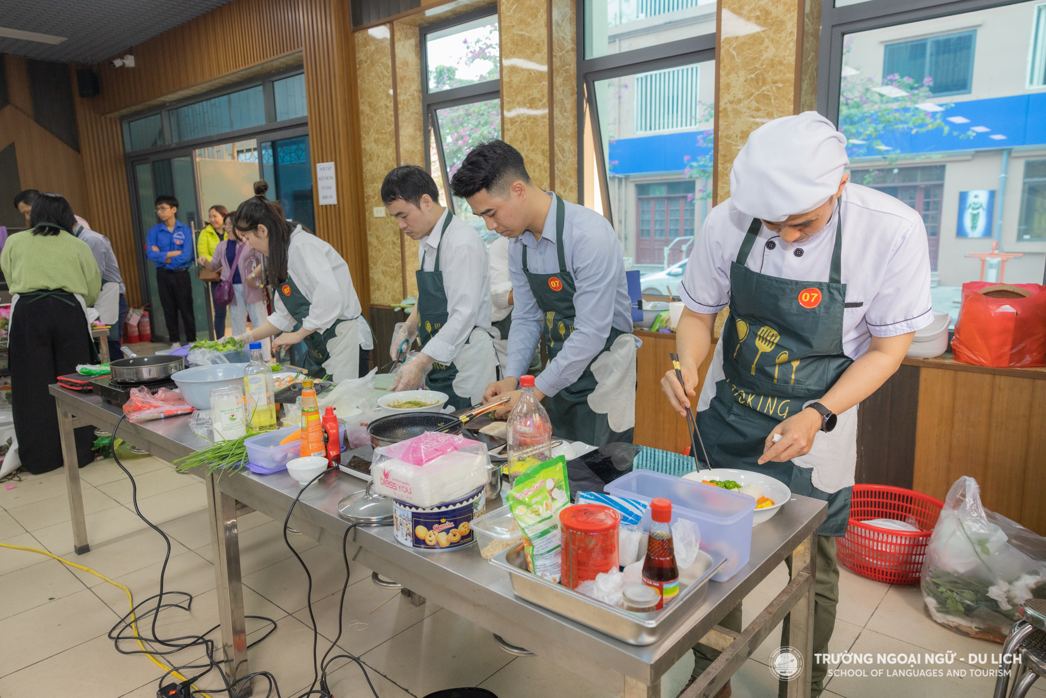 Liên quân Trường Ngoại ngữ - Du lịch và Trung tâm Công nghệ Thông tin xuất sắc đạt giải nhất hội thi nấu ăn, cắm hoa 8/3: Lan tỏa yêu thương ngọt ngào từ căn bếp