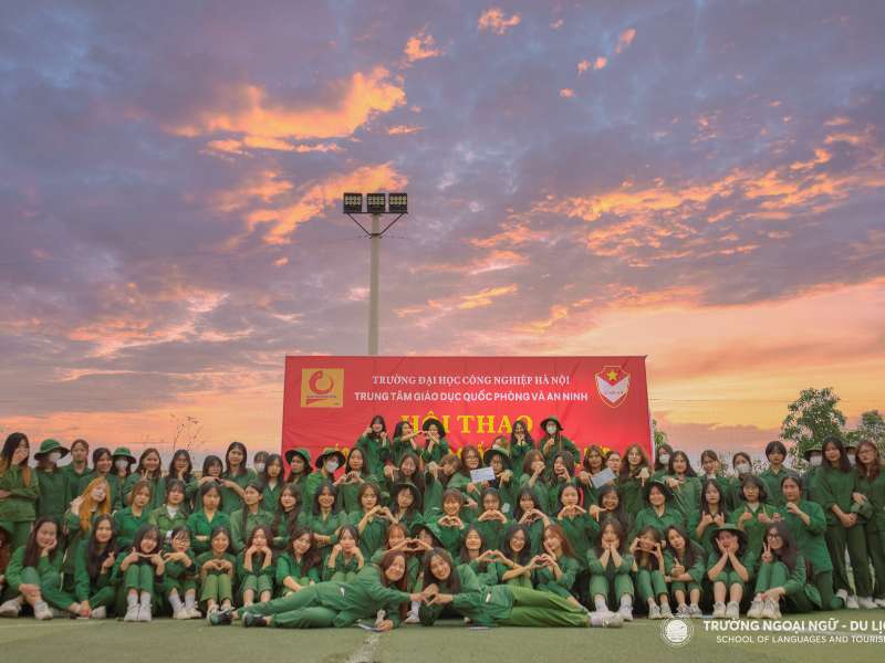 Sinh viên khối ngành Du lịch và Quản trị Nhà hàng - Khách sạn kết thúc kỳ học quân sự