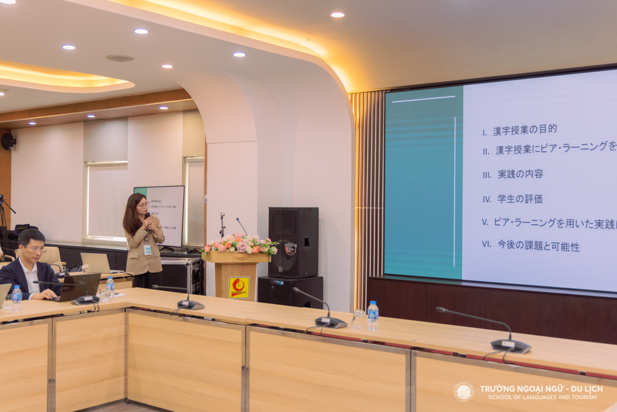 Giảng viên Trần Thị Thanh Trang – Khoa Ngôn ngữ Nhật Bản trình bày về việc sử dụng phương pháp Peer Learning trong giờ học Hán tự
