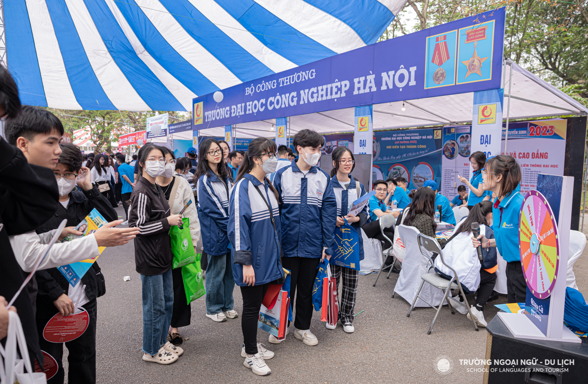 Sức hút của Trường Ngoại ngữ - Du lịch tại Ngày hội tư vấn tuyển sinh - hướng nghiệp năm 2023