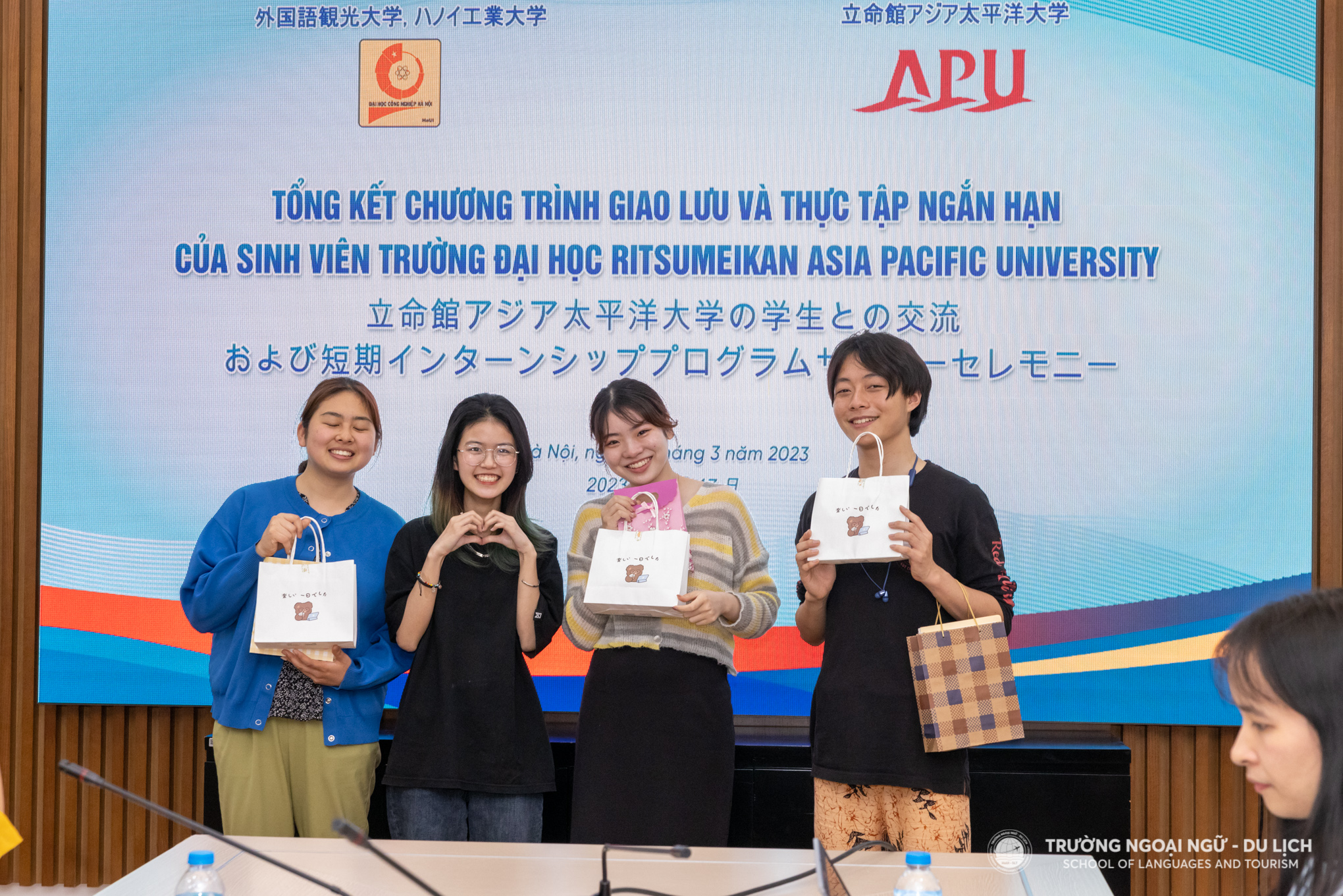 Sinh viên Đại học Ritsumeikan Châu Á Thái Bình Dương (APU) Nhật Bản kết thúc khóa thực tập ngắn hạn tại Trường Ngoại ngữ - Du lịch
