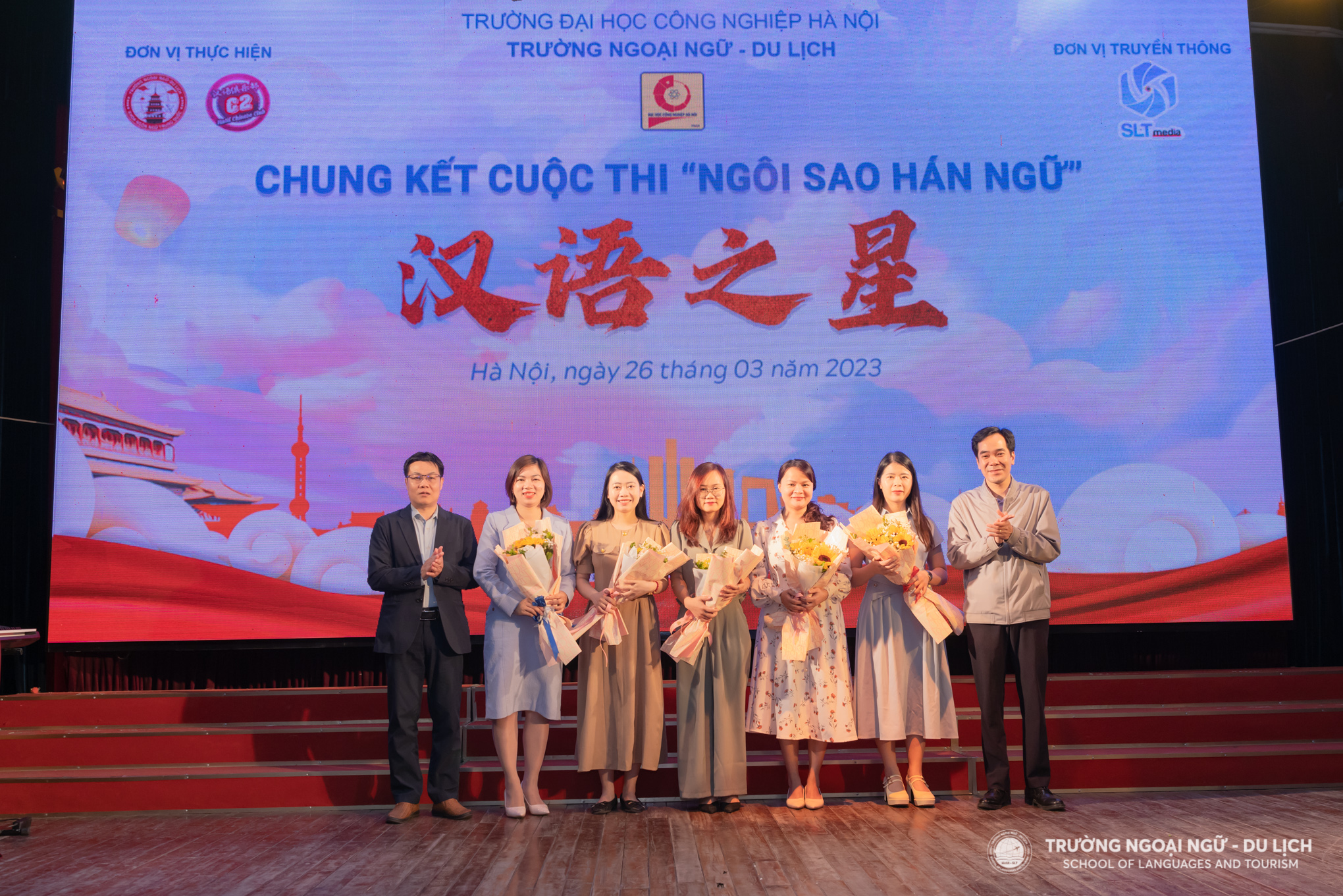 TS. Trần Ngọc Đức - Phó Hiệu trưởng Trường Ngoại ngữ - Du lịch và PGS.TS. Cầm Tú Tài - Trưởng khoa Ngôn ngữ Trung Quốc tặng hoa cho Ban Giám khảo cuộc thi