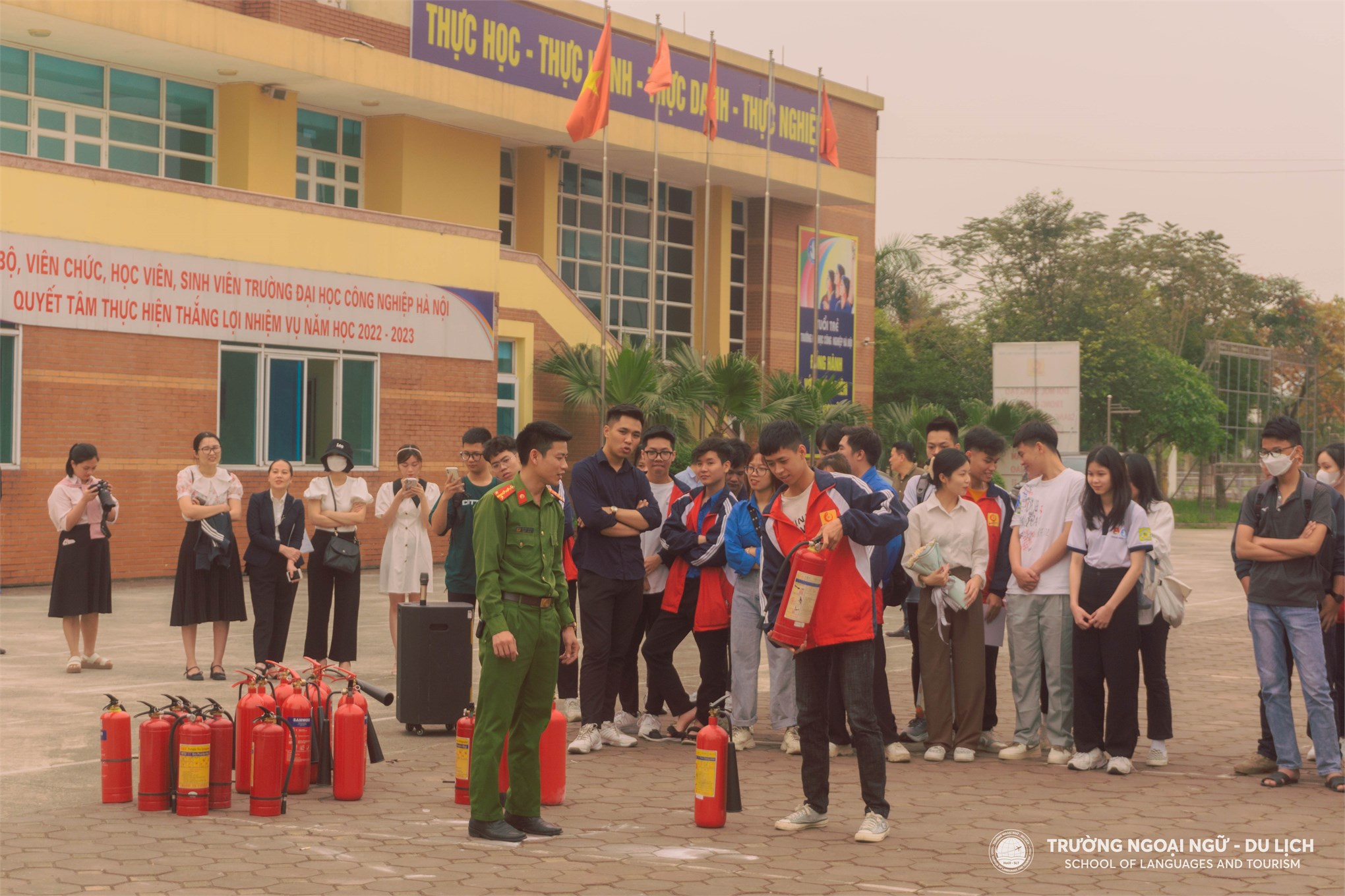 Sinh viên Trường Ngoại ngữ - Du lịch đạt giải Nhất `Sinh viên HaUI với công tác phòng cháy chữa cháy và cứu nạn cứu hộ`