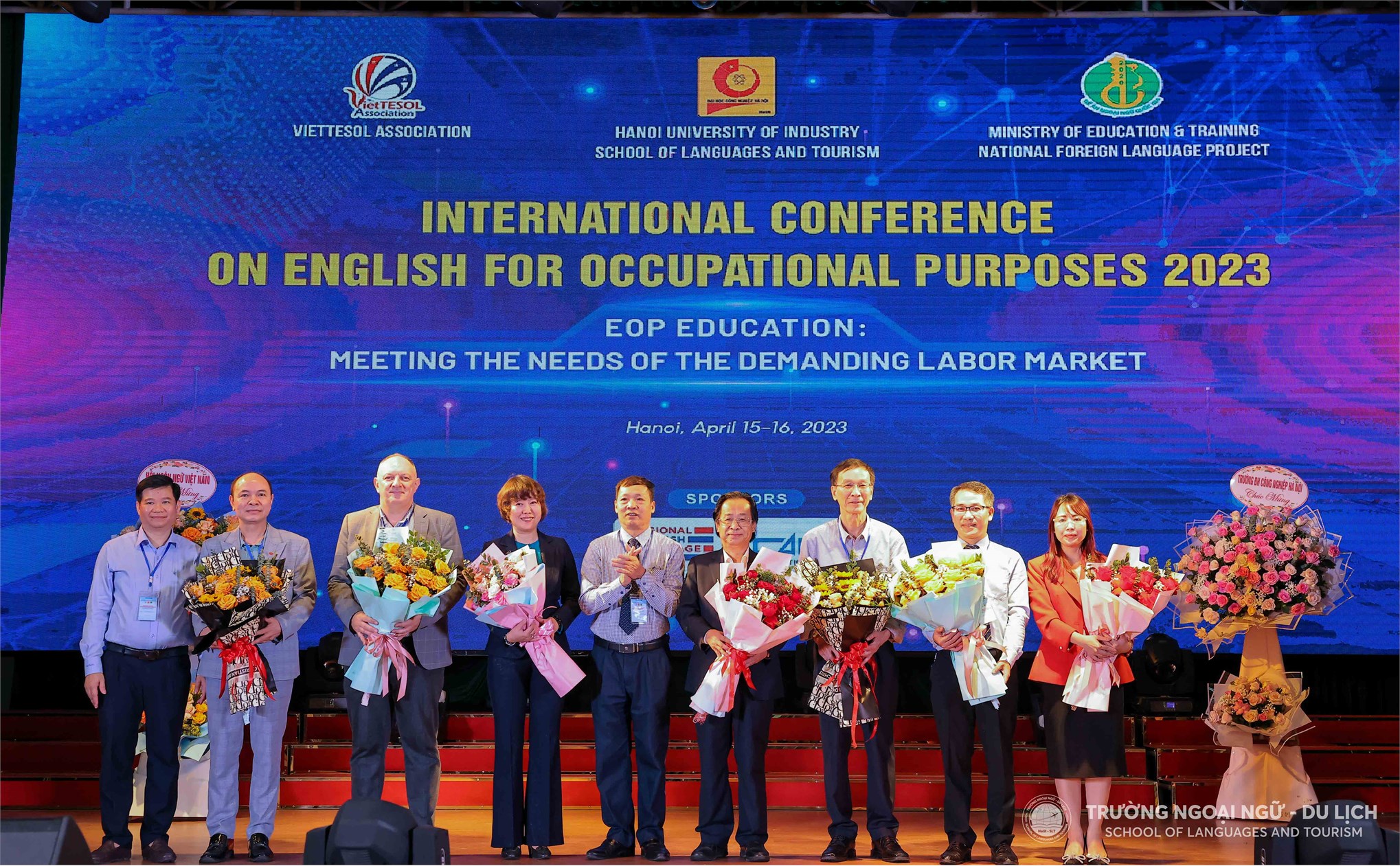 Đại diện Trường Đại học Công nghiệp Hà Nội tặng hoa tri ân cho đại diện các cơ quan đồng tổ chức, phối hợp và nhà tài trợ của Hội thảo
