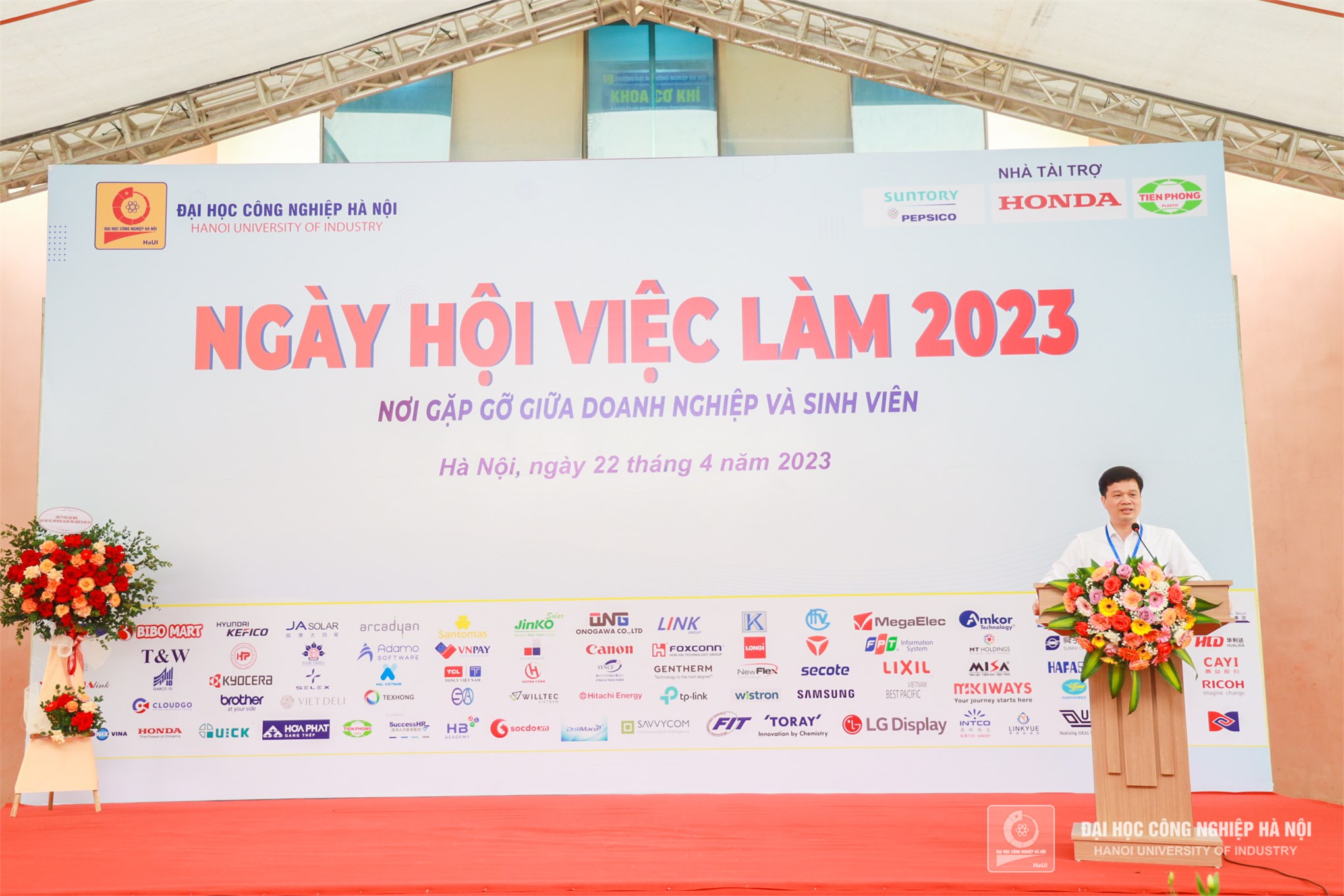 Gần 5.000 cơ hội việc làm cho sinh viên và ra mắt Ban cố vấn doanh nghiệp Trường Đại học Công nghiệp Hà Nội tại Ngày hội việc làm 2023