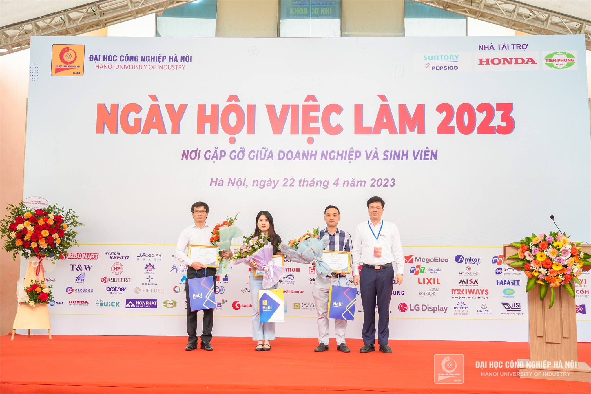 Gần 5.000 cơ hội việc làm cho sinh viên và ra mắt Ban cố vấn doanh nghiệp Trường Đại học Công nghiệp Hà Nội tại Ngày hội việc làm 2023