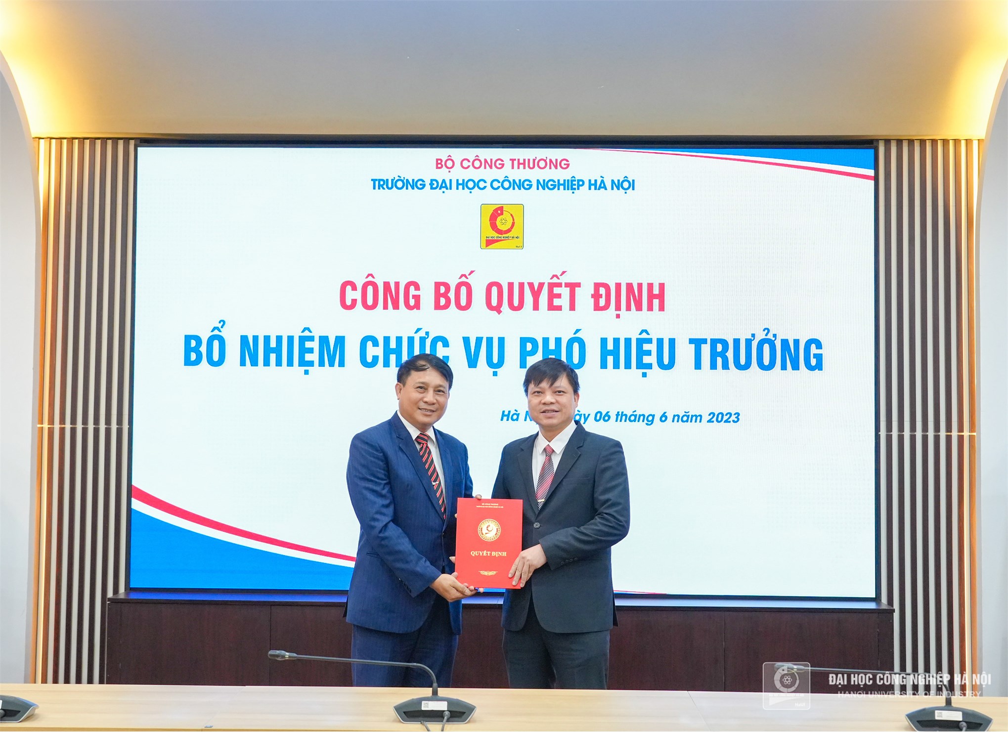 Trao Quyết định bổ nhiệm cán bộ lãnh đạo, quản lý Trường Đại học Công nghiệp Hà Nội