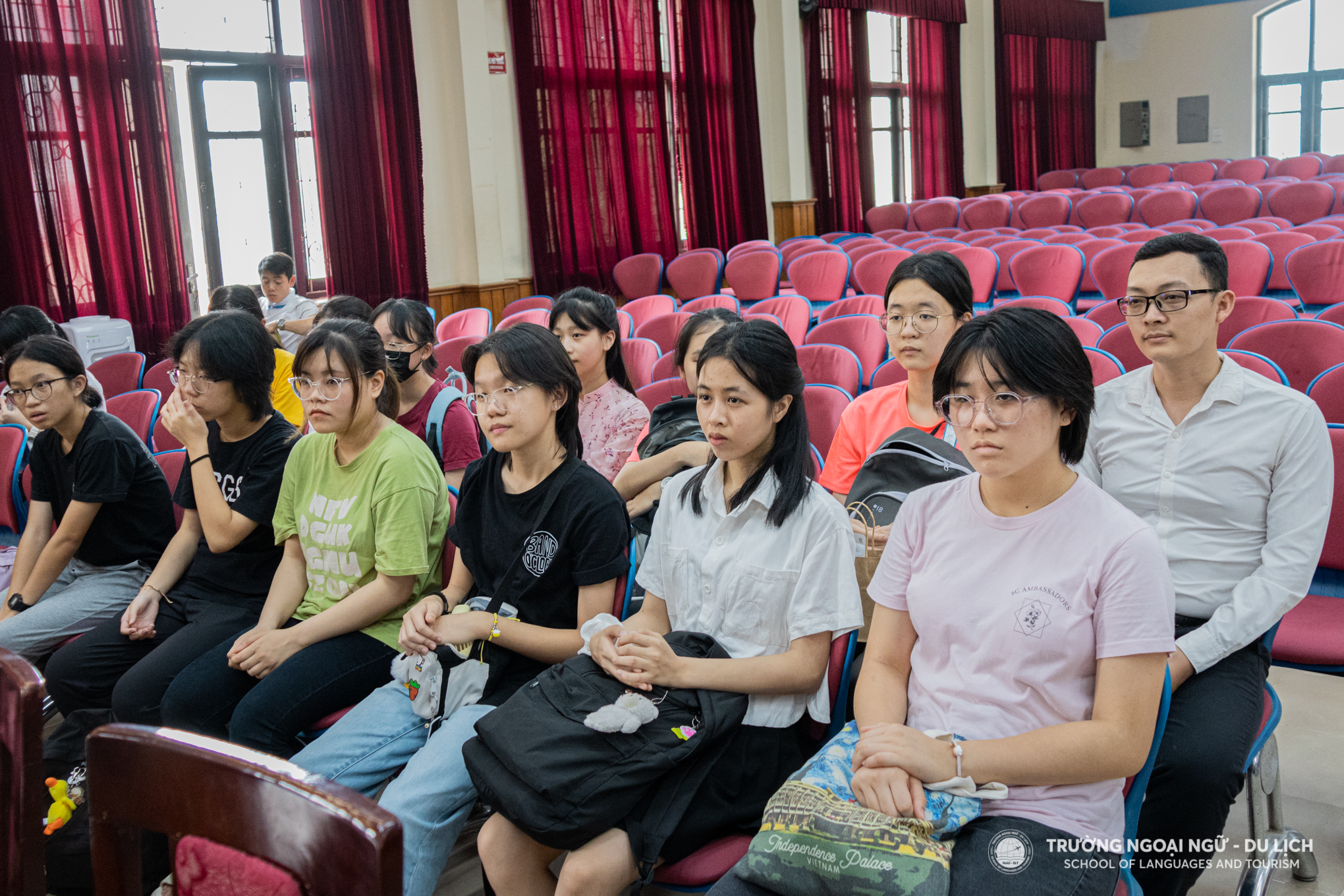 Tiếp đoàn Singapore Chinese Girls’ School tới tham quan, giao lưu văn hóa và trao đổi phương pháp giảng dạy