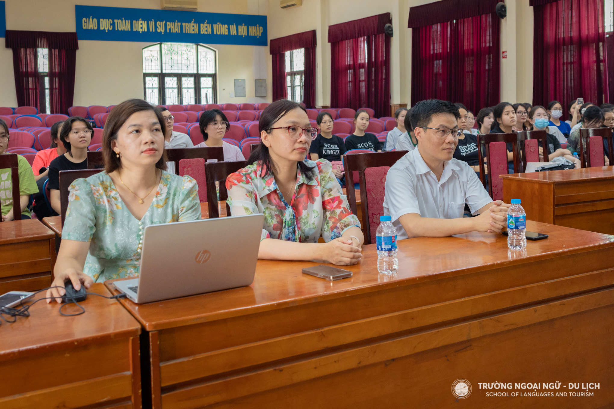 Tiếp đoàn Singapore Chinese Girls’ School tới tham quan, giao lưu văn hóa và trao đổi phương pháp giảng dạy