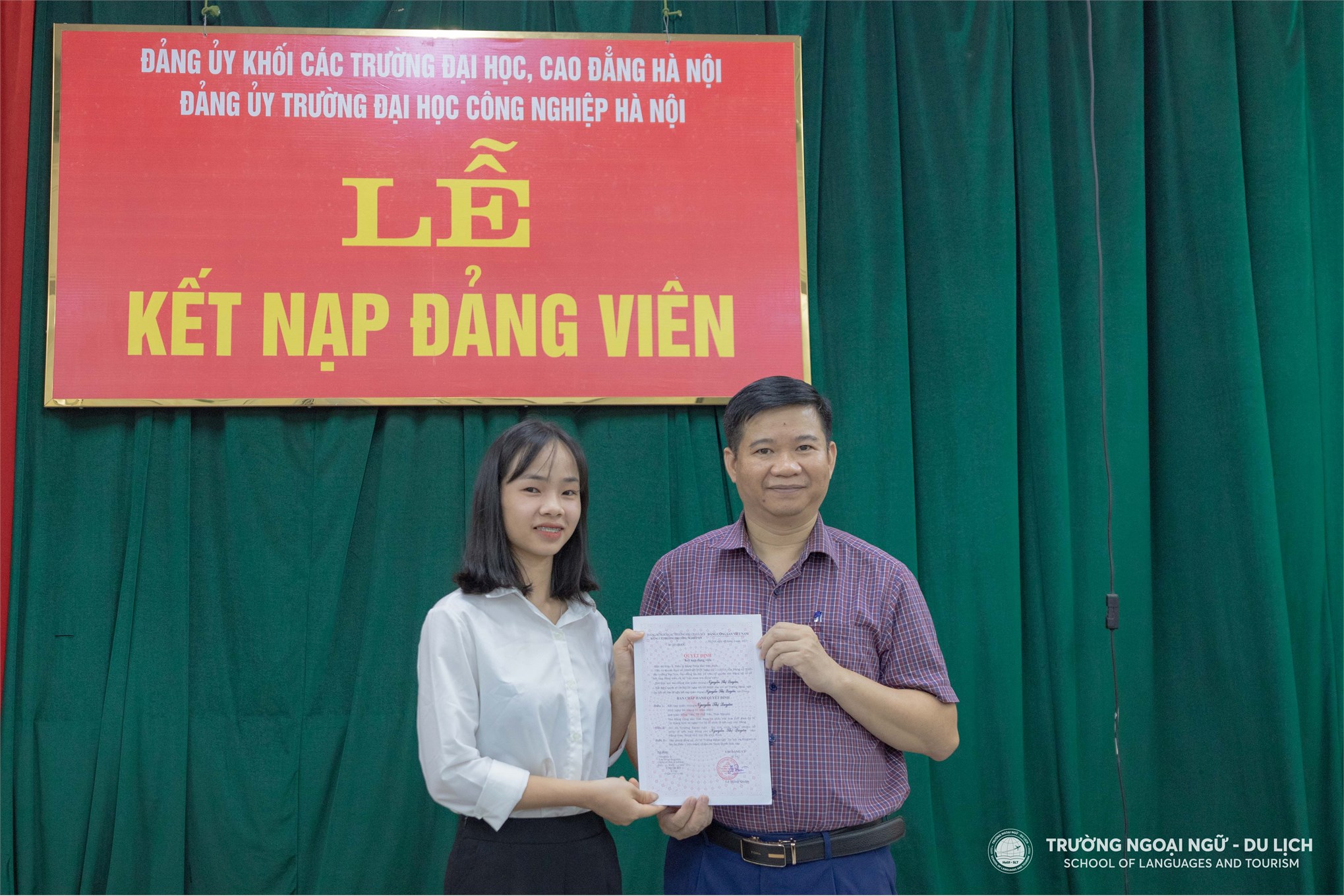 Chi bộ Trường Ngoại ngữ - Du lịch, Trường Đại học Công nghiệp Hà Nội tổ chức Lễ kết nạp cho 02 đảng viên mới