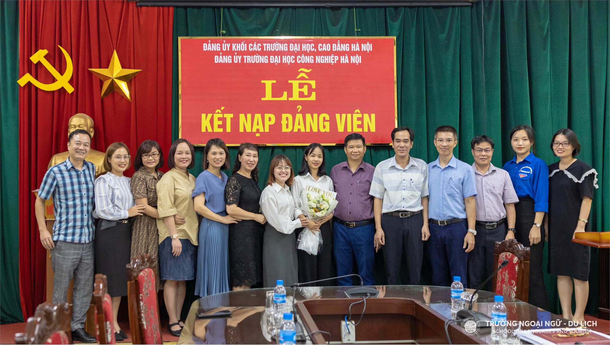 Chi bộ Trường Ngoại ngữ - Du lịch, Trường Đại học Công nghiệp Hà Nội tổ chức Lễ kết nạp cho 02 đảng viên mới