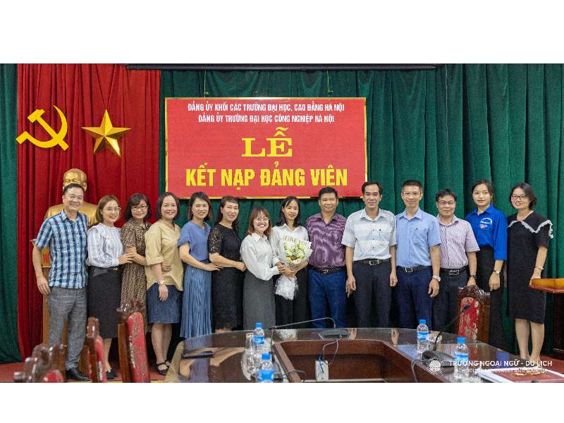 Chi bộ Trường Ngoại ngữ - Du lịch, Trường Đại học Công nghiệp Hà Nội tổ chức Lễ kết nạp cho 02 đảng viên mới