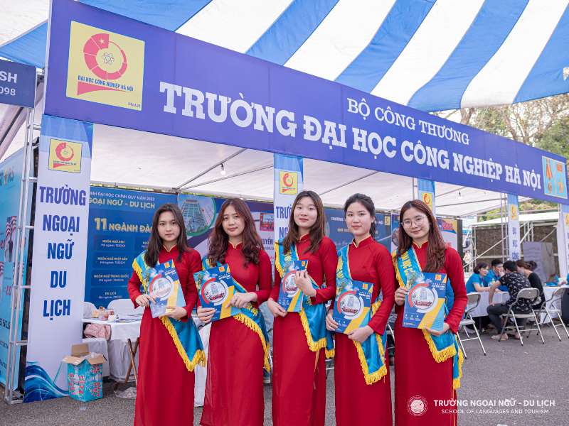 Nếu xét bằng điểm thi tốt nghiệp, ngành Ngôn ngữ Anh thi khối (tổ hợp môn) nào?