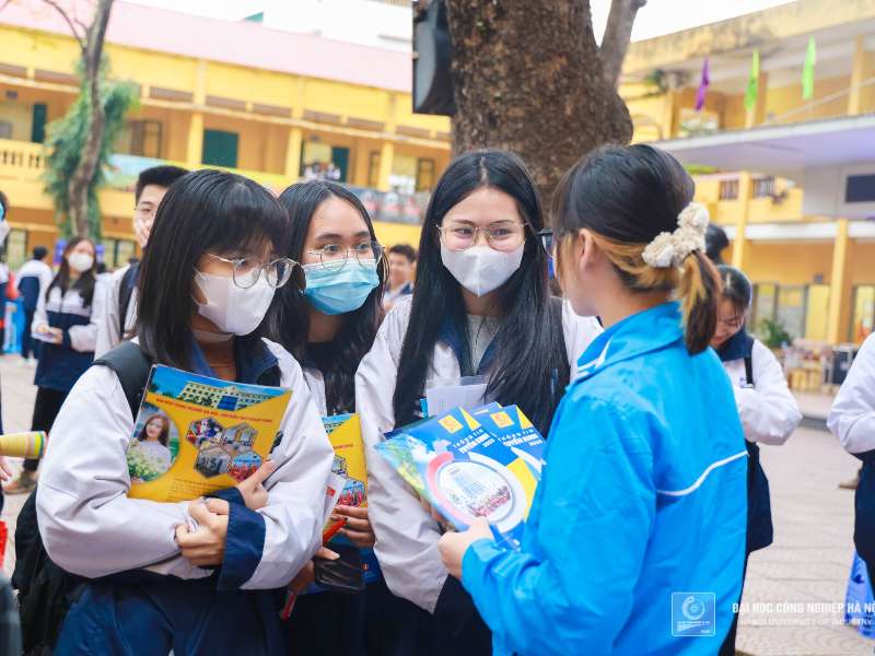 Ngành Quản trị nhà hàng và dịch vụ ăn uống xét tuyển những tổ hợp môn nào?