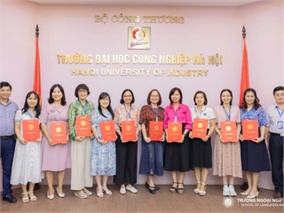 Trao Quyết định về công tác cán bộ dành cho viên chức quản lý thuộc Trường Ngoại ngữ - Du lịch, Đại học Công nghiệp Hà Nội