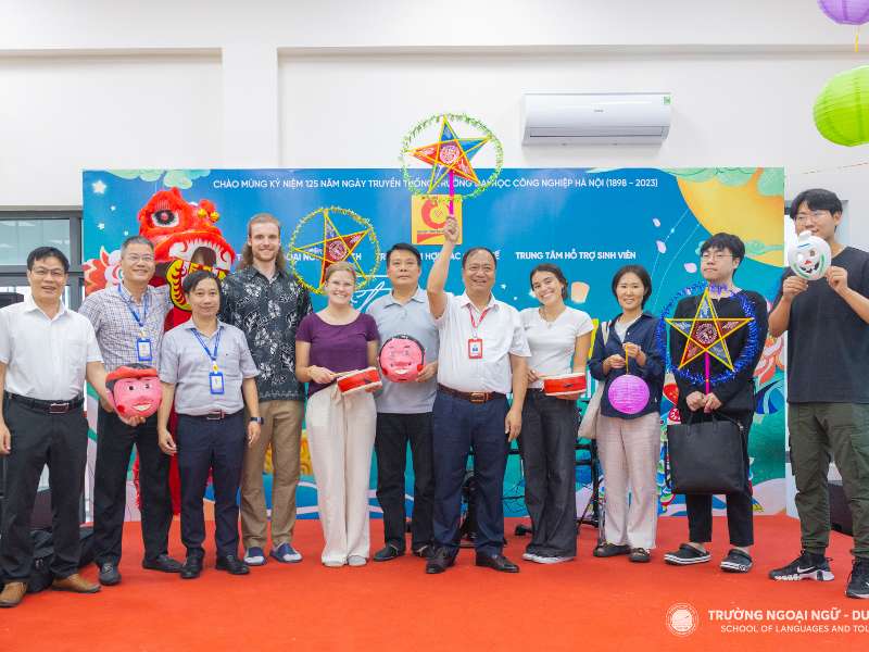 Học viên, sinh viên, chuyên gia, tình nguyện viên người nước ngoài hào hứng trải nghiệm văn hóa đón Tết Trung thu tại Đại học Công nghiệp Hà Nội