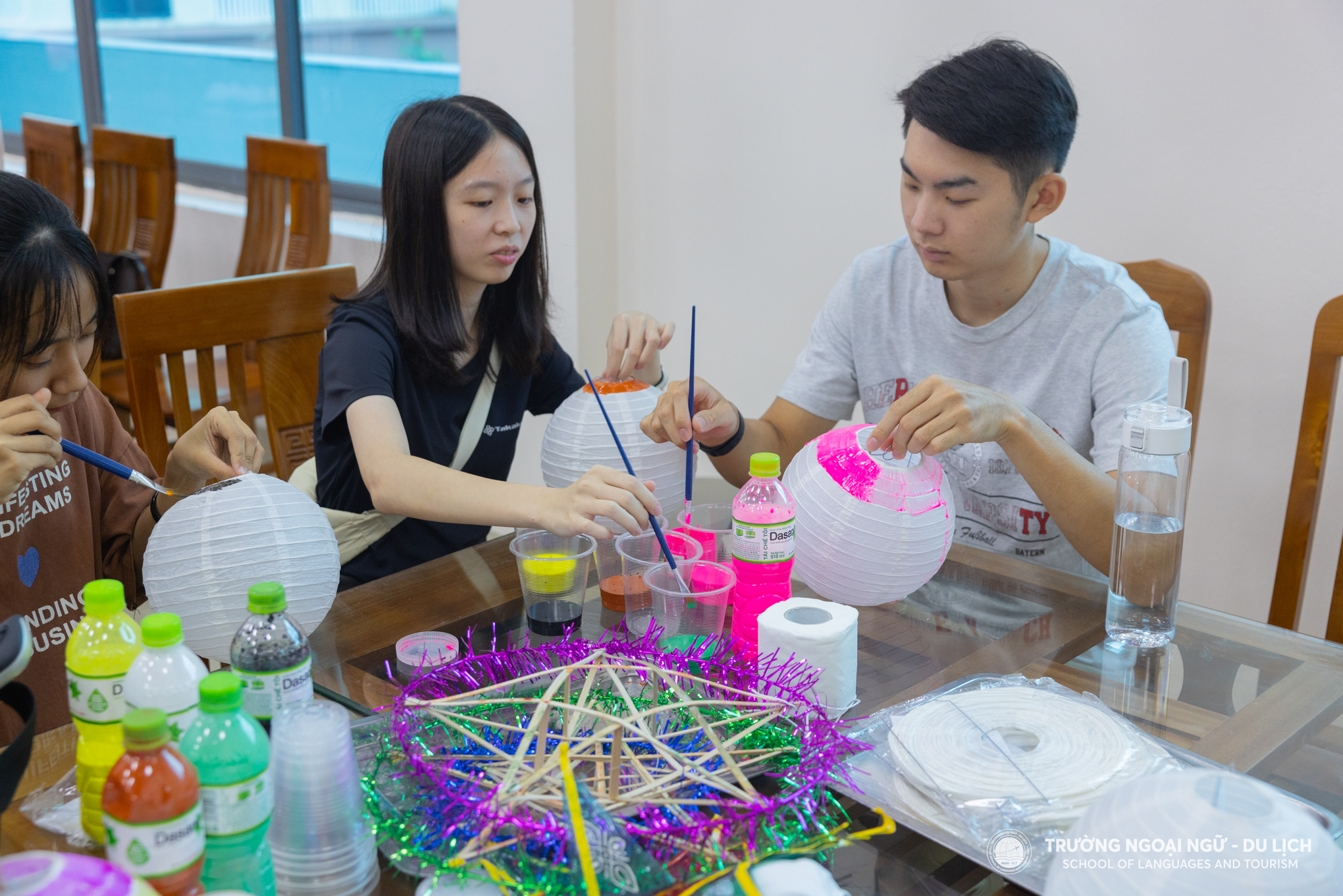 Học viên, sinh viên, chuyên gia, tình nguyện viên người nước ngoài hào hứng trải nghiệm văn hóa đón Tết Trung thu tại Đại học Công nghiệp Hà Nội