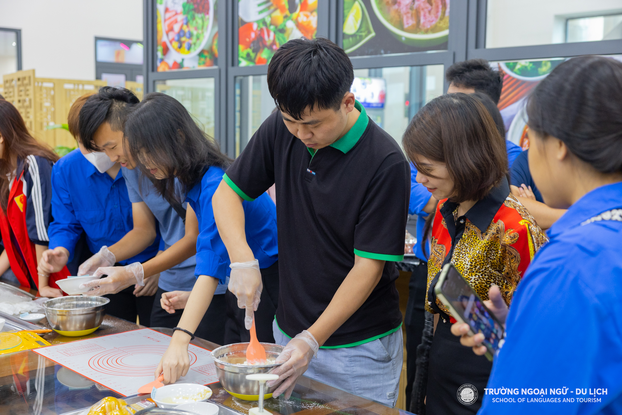 Học viên, sinh viên, chuyên gia, tình nguyện viên người nước ngoài hào hứng trải nghiệm văn hóa đón Tết Trung thu tại Đại học Công nghiệp Hà Nội