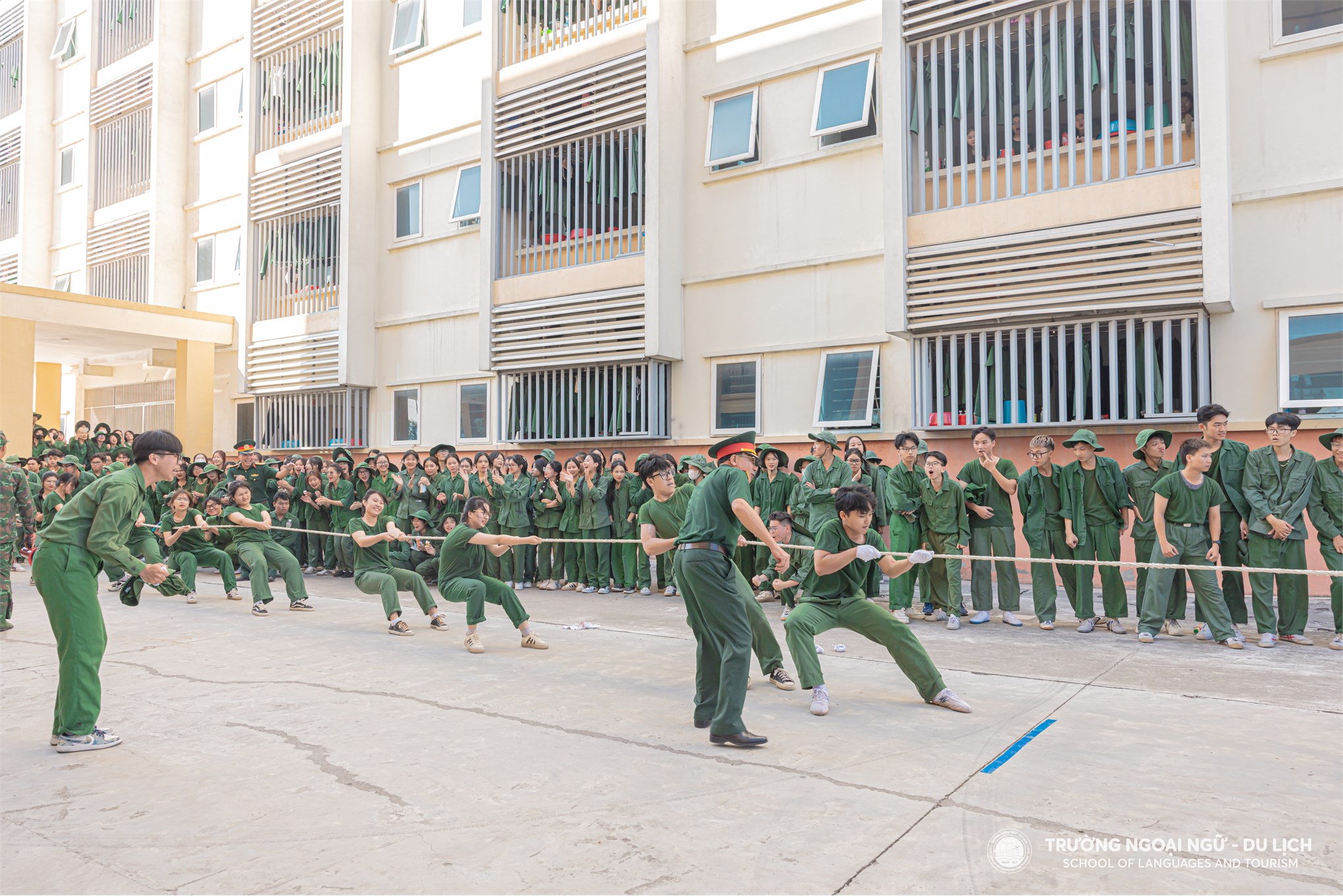 Ngọn lửa xanh 2023: Ngày hội của sinh viên Trường Ngoại ngữ - Du lịch học tập giáo dục quốc phòng an ninh tại Trường Đại học Công nghiệp Hà Nội