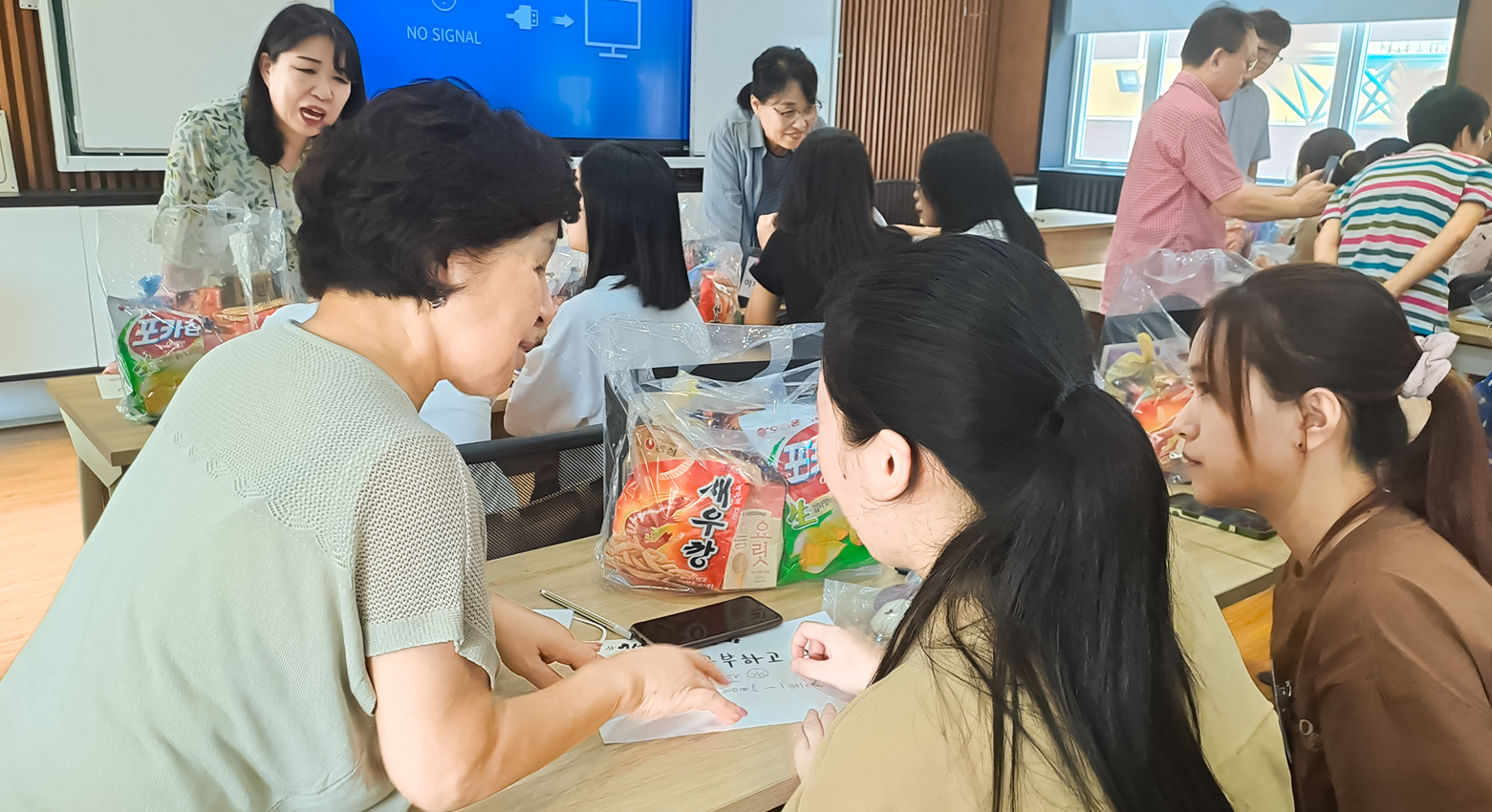 Tiếp đoàn giáo viên thành phố Chong-ju, Hàn Quốc đến thăm và làm việc tại Trường Ngoại ngữ - Du lịch, Trường Đại học Công nghiệp Hà Nội