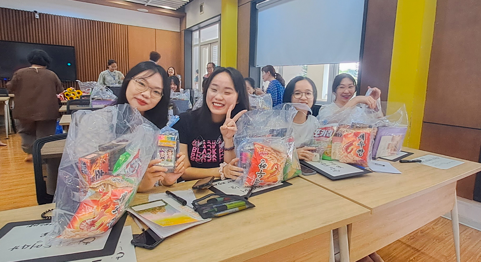 Tiếp đoàn giáo viên thành phố Chong-ju, Hàn Quốc đến thăm và làm việc tại Trường Ngoại ngữ - Du lịch, Trường Đại học Công nghiệp Hà Nội