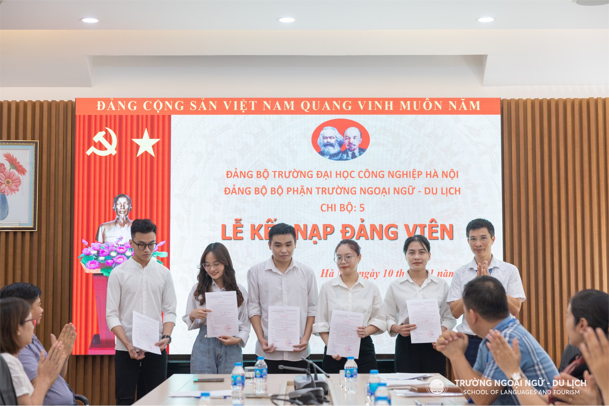 Đảng ủy bộ phận Trường Ngoại ngữ - Du lịch tổ chức Lễ kết nạp cho 05 đảng viên mới